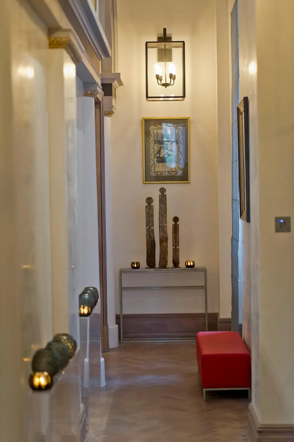 Chelsea In Black Gallery Image 2