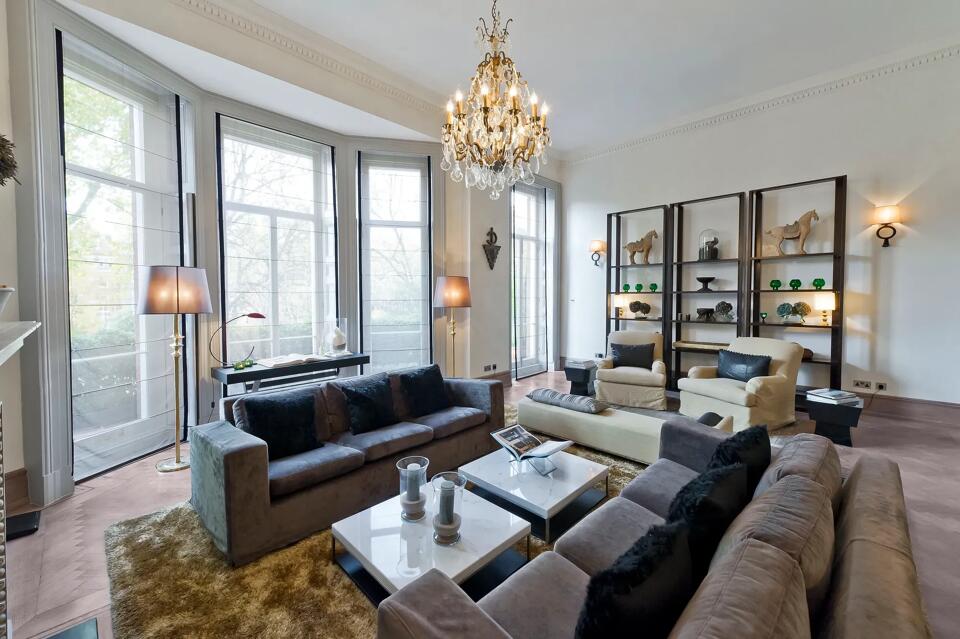 Chelsea In Black Gallery Image 6