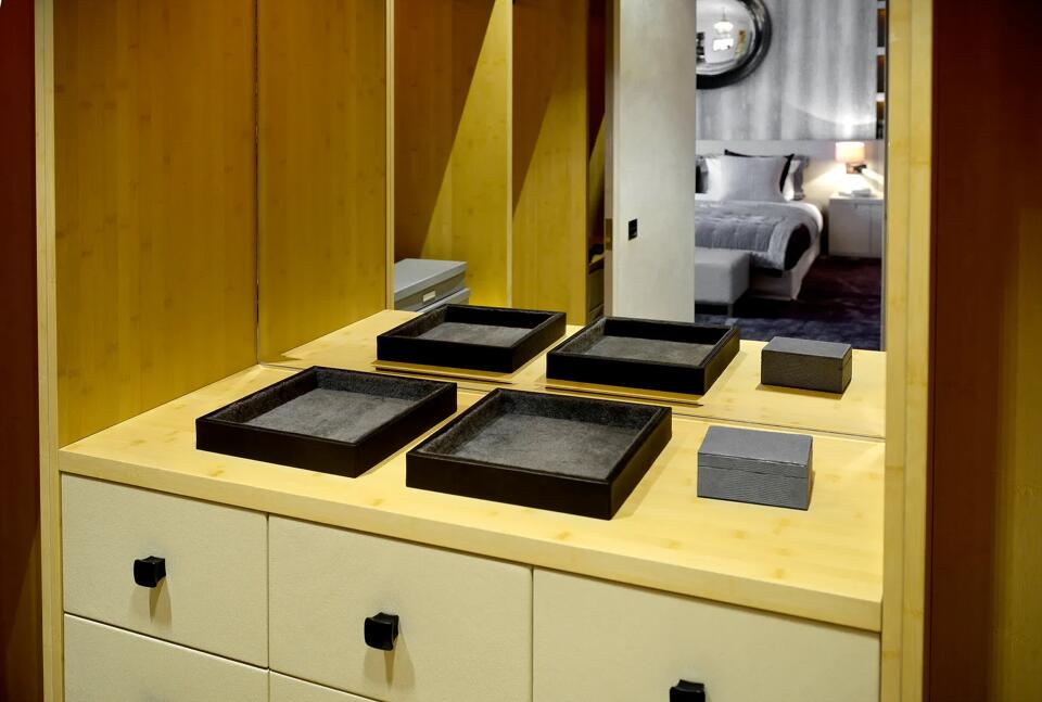 Chelsea In Black Gallery Image 3