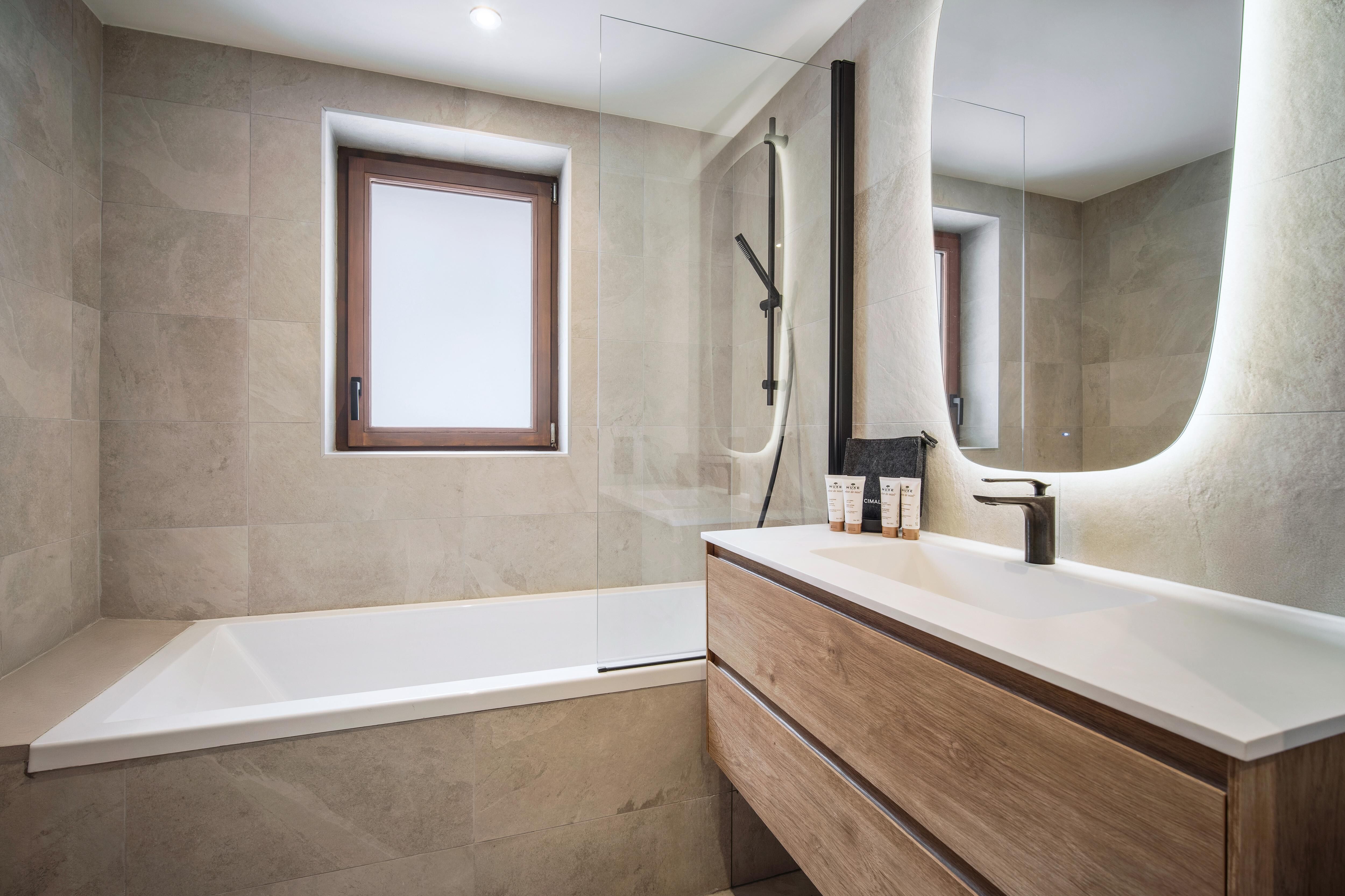 Apartment Cinq Sommets 411 Gallery Image 1