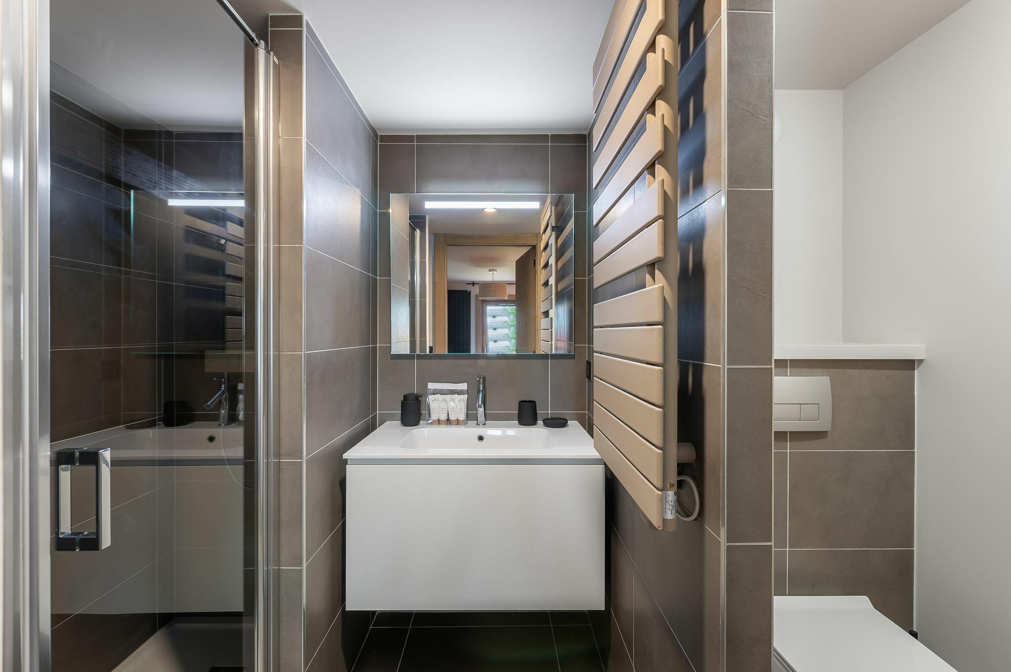 apartment-stallion-b12-image-10