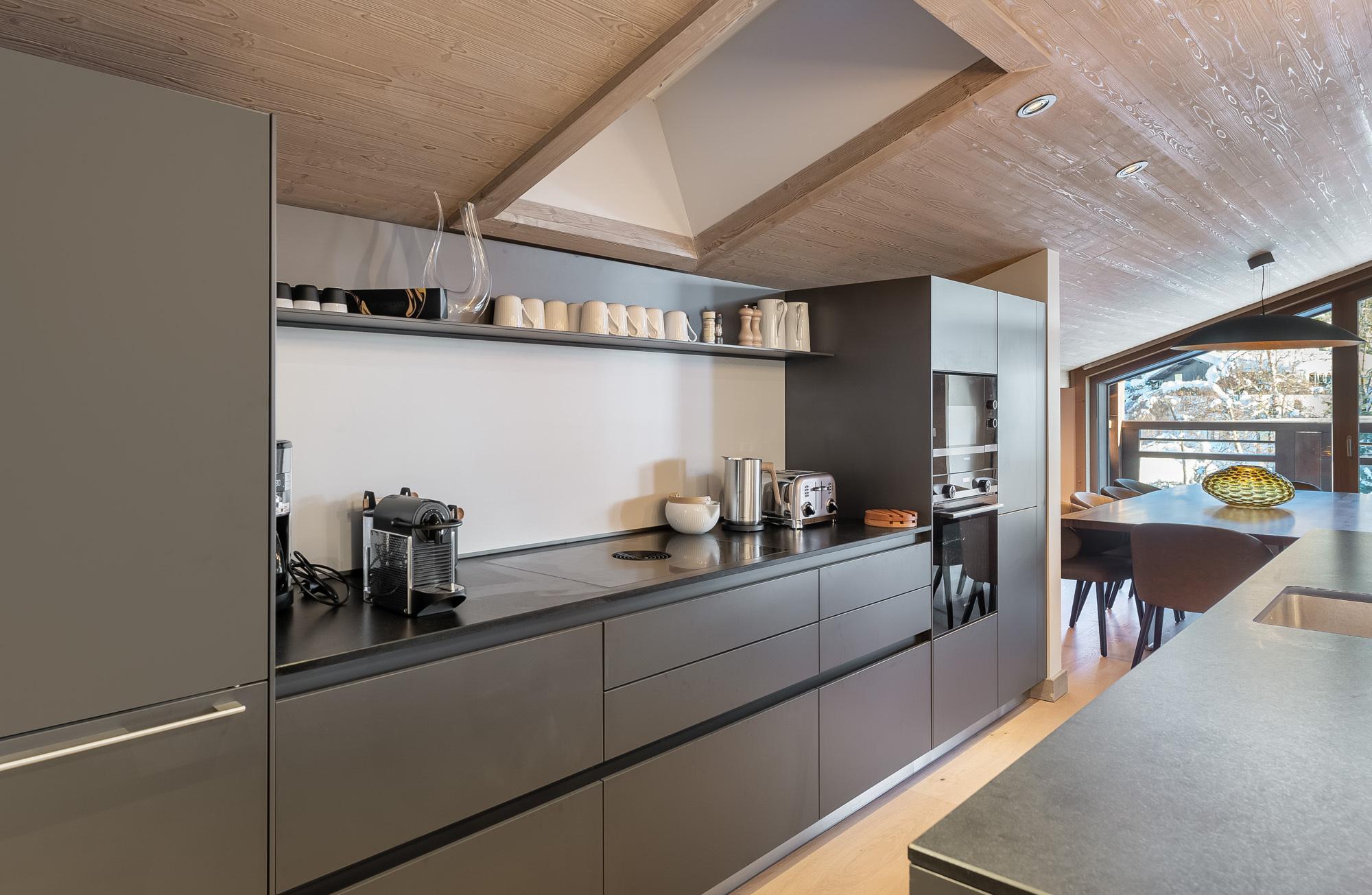 apartment-stallion-penthouse-d22-image-5