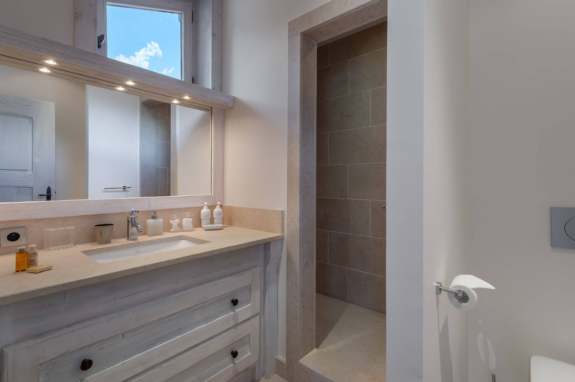 Apartment White Pearl Gallery Image 1