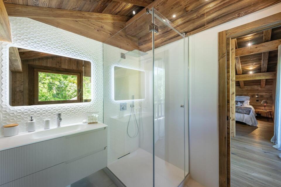 Chalet Eastwood Gallery Image 1