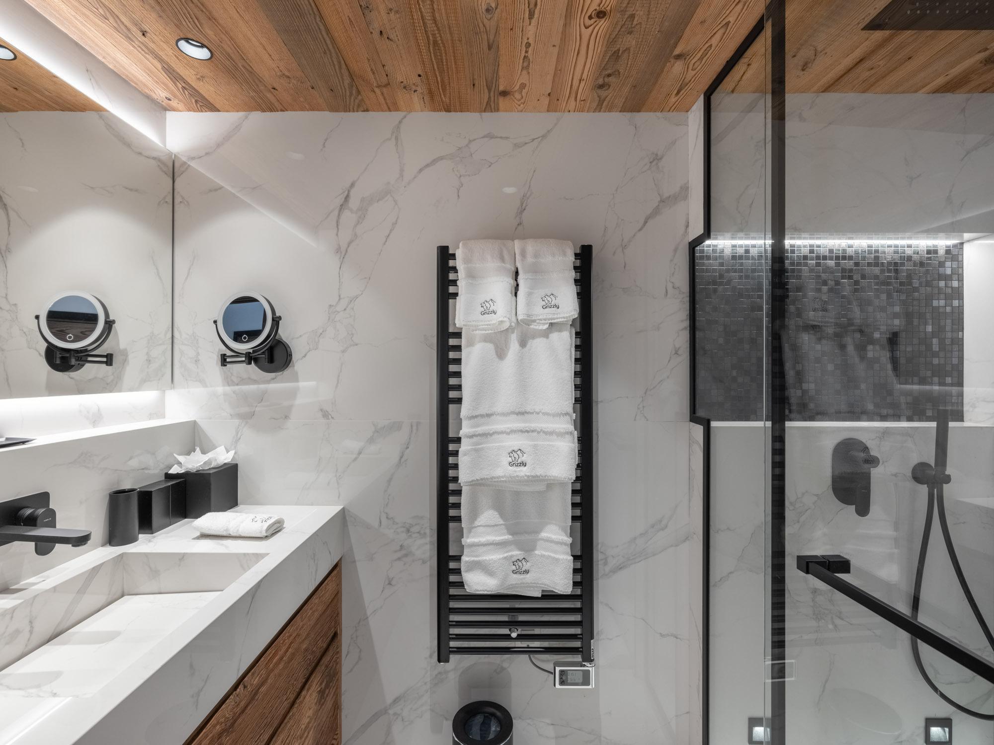 Chalet Grizzly Gallery Image 2
