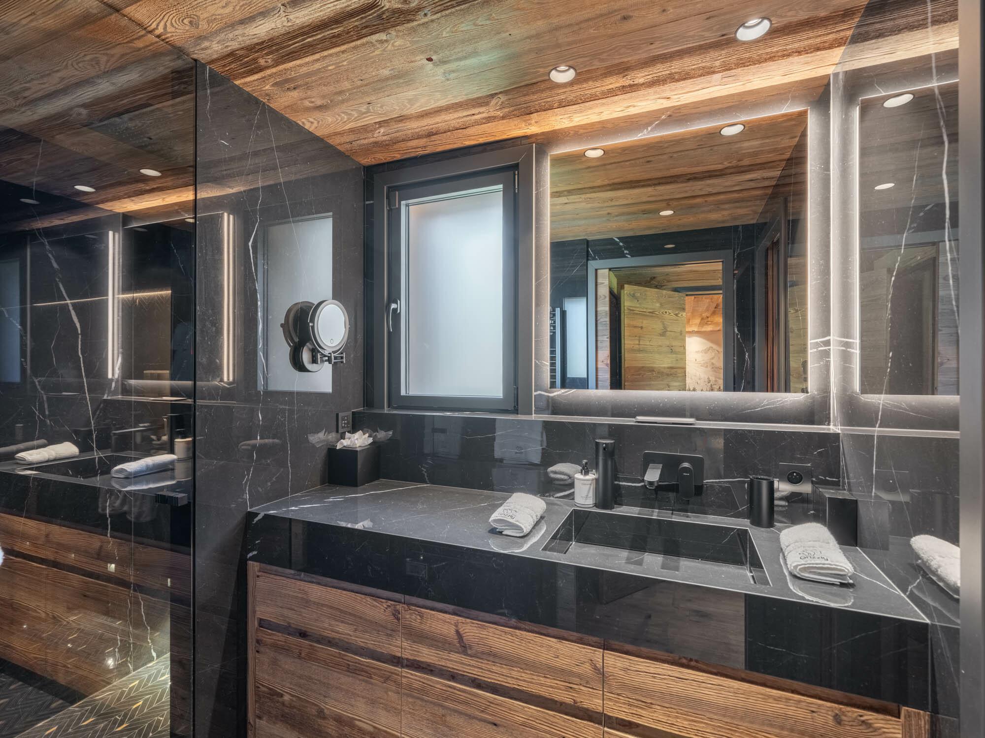 Chalet Grizzly Gallery Image 1