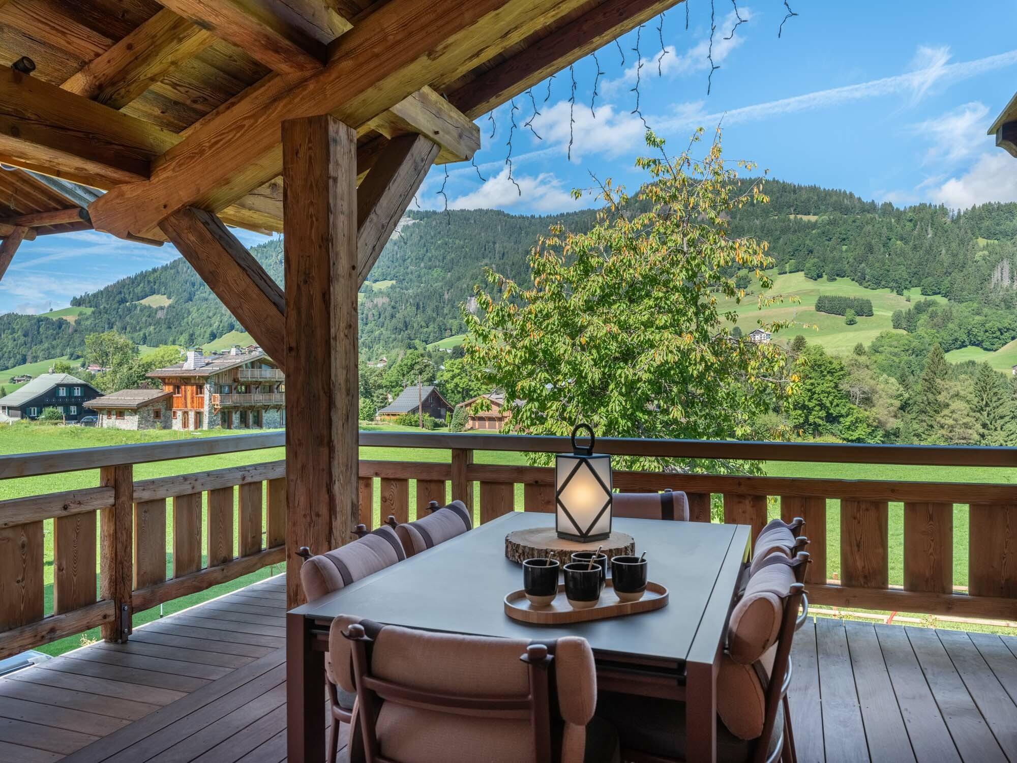 Chalet Grizzly Gallery Image 2