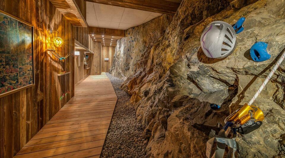 Chalet Husky Gallery Image 1