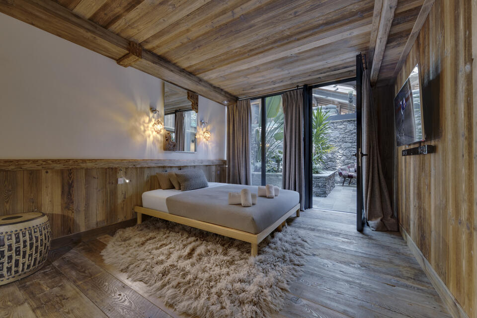 Chalet Husky Gallery Image 1