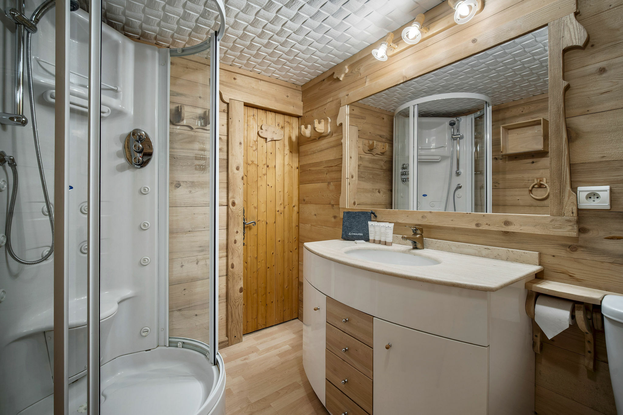 Chalet L'Ecureuil sur le toit Gallery Image 5