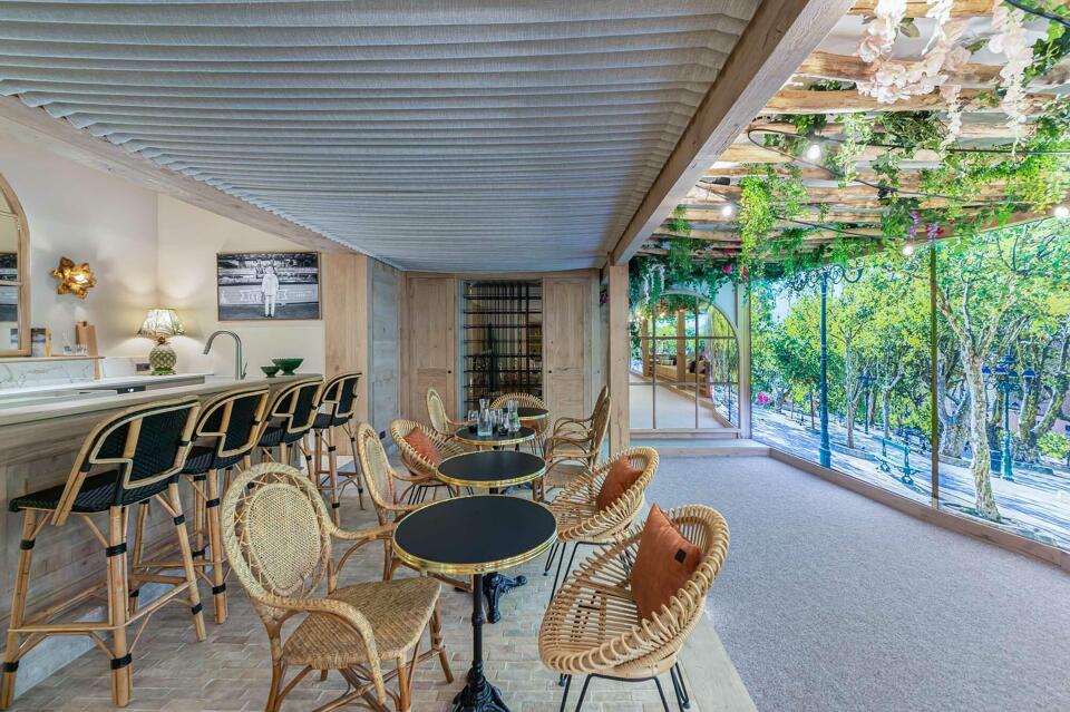 Chalet White Sand Gallery Image 1