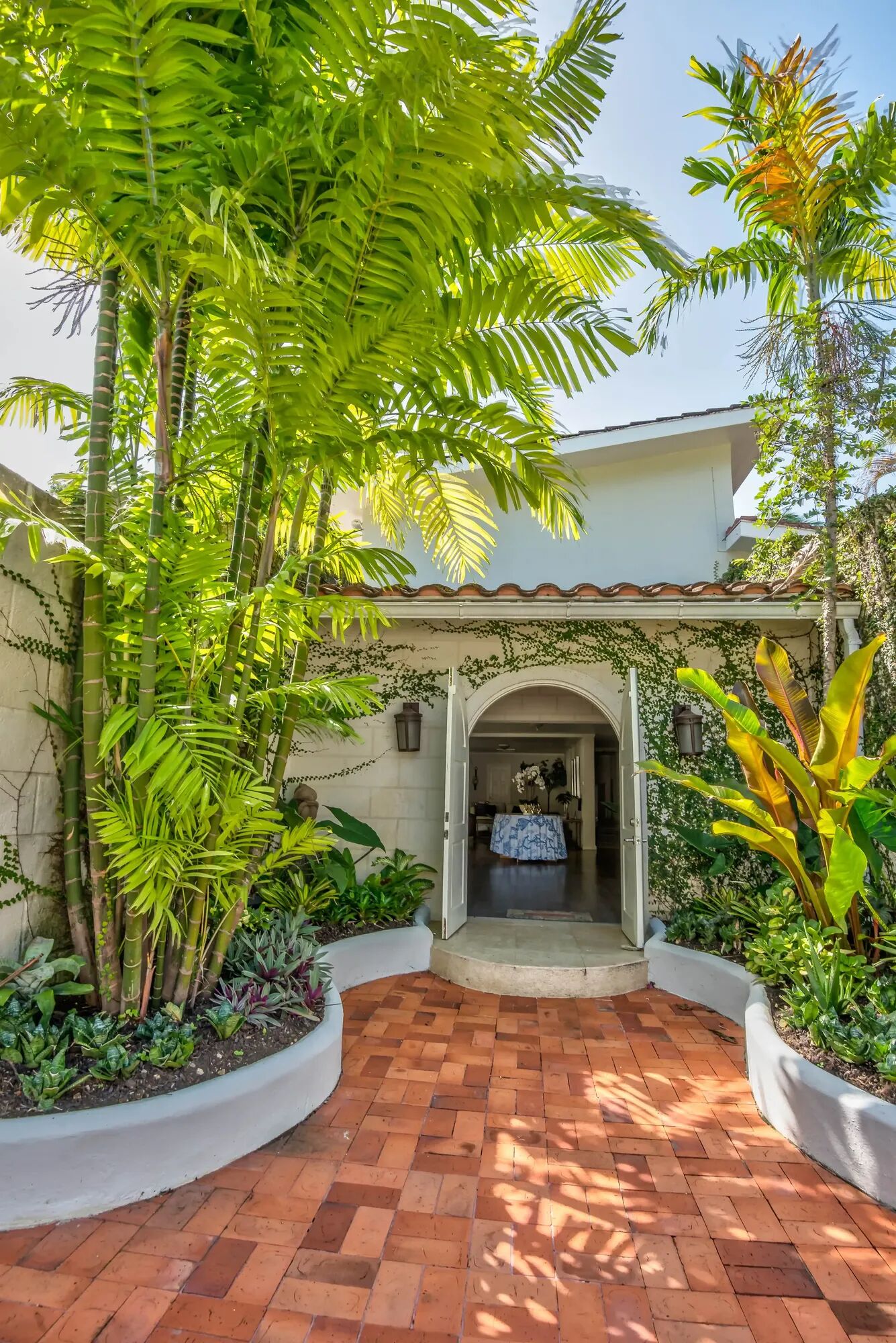 Capri Manor Gallary Image 1
