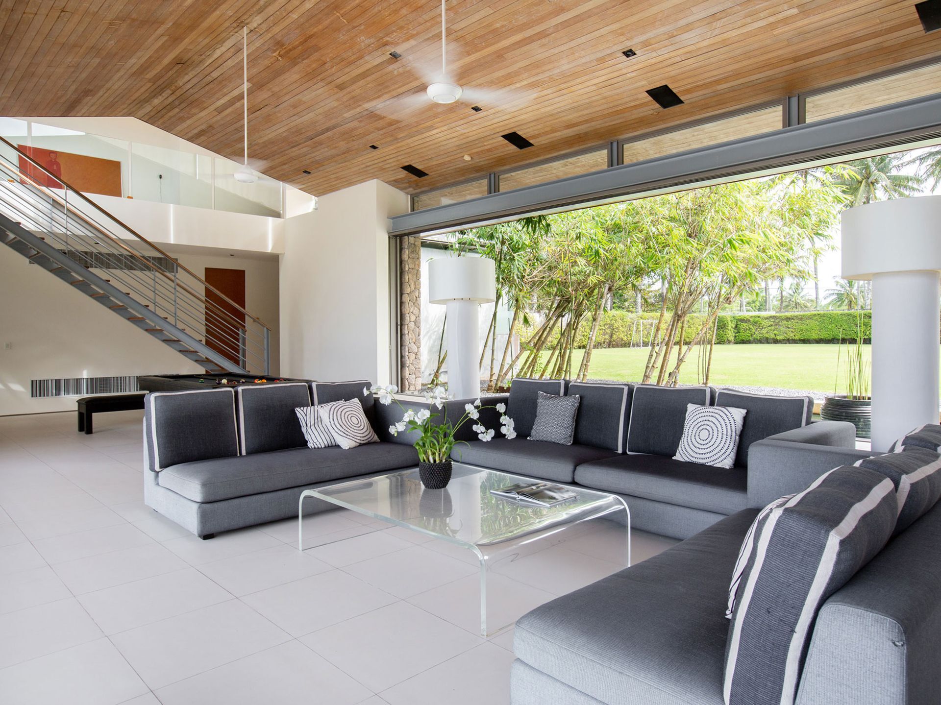 39 BDR Beachfront Estate Gallary Image 2