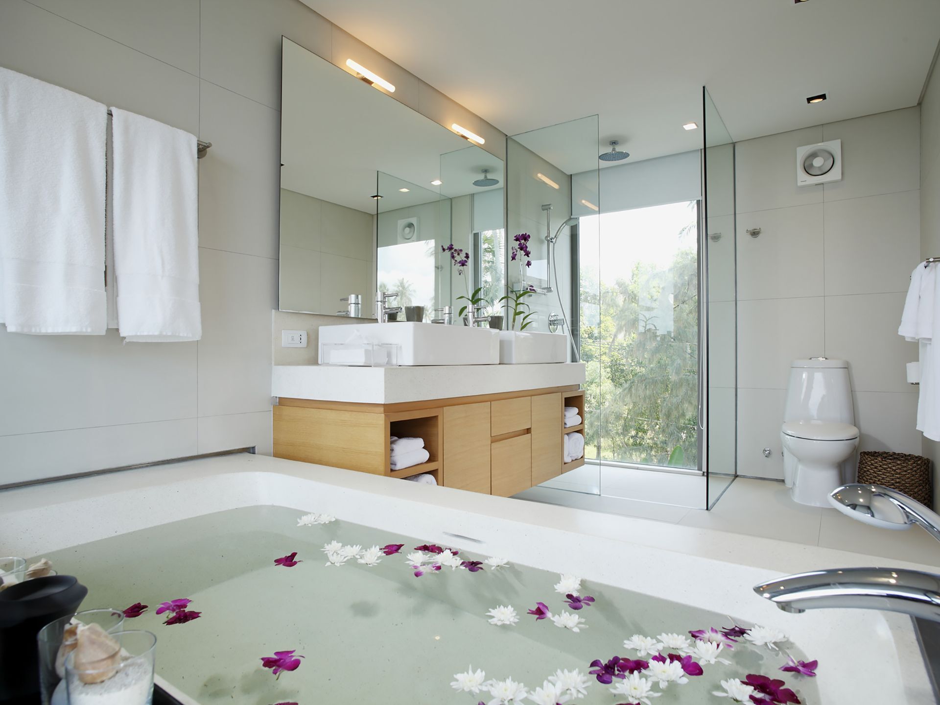 39 BDR Beachfront Estate Gallary Image 3