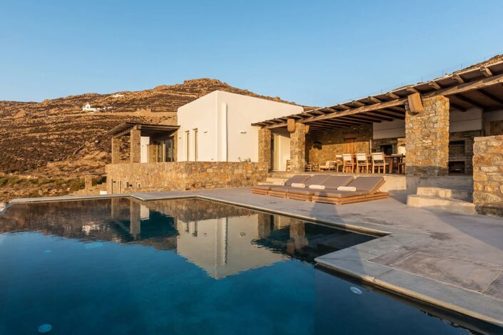 Exterior of luxury rental Villa Amira and the swimming pool 