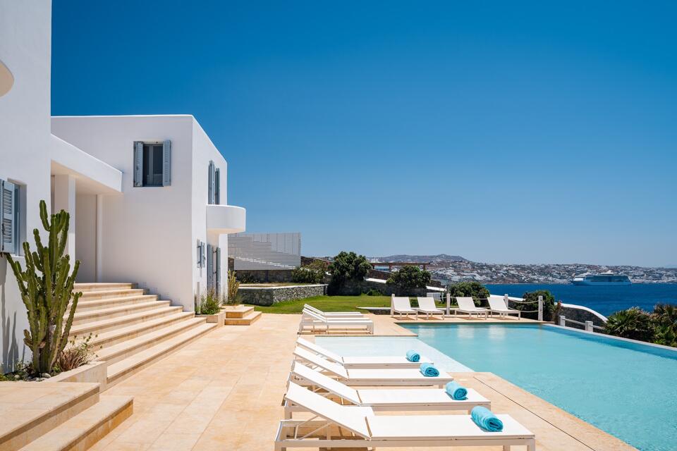 Villa Sea Front Gallery Image 1
