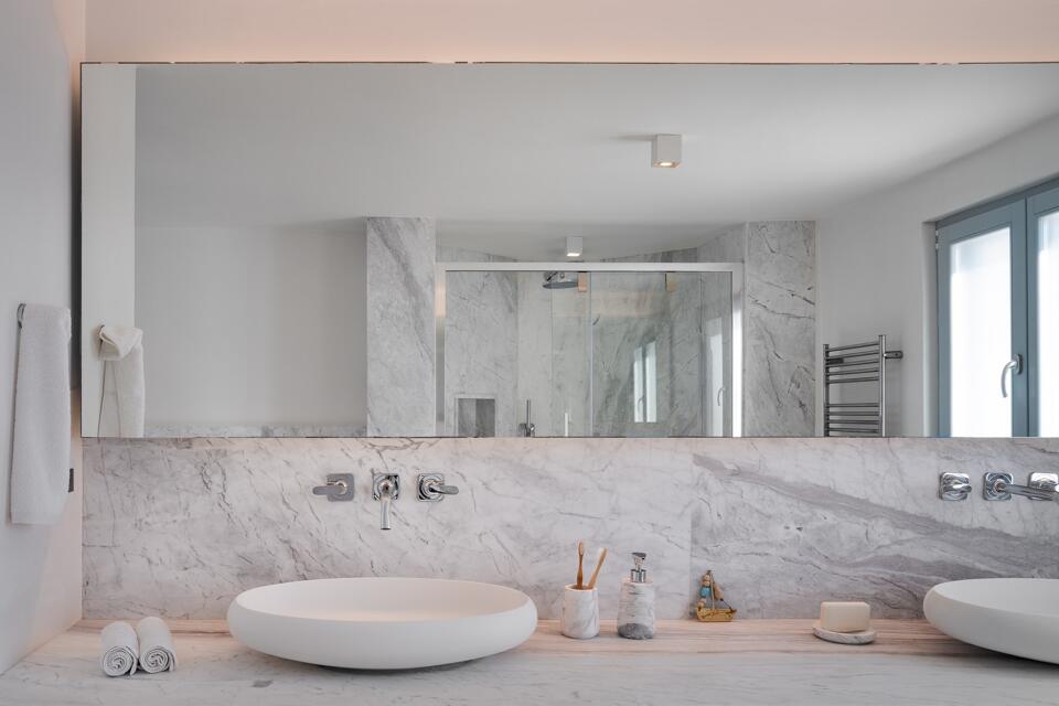 Villa Sea Front Gallery Image 2