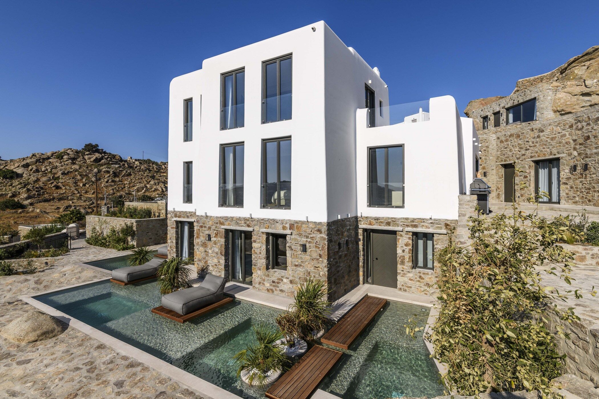 villa-white-mansion-image-1