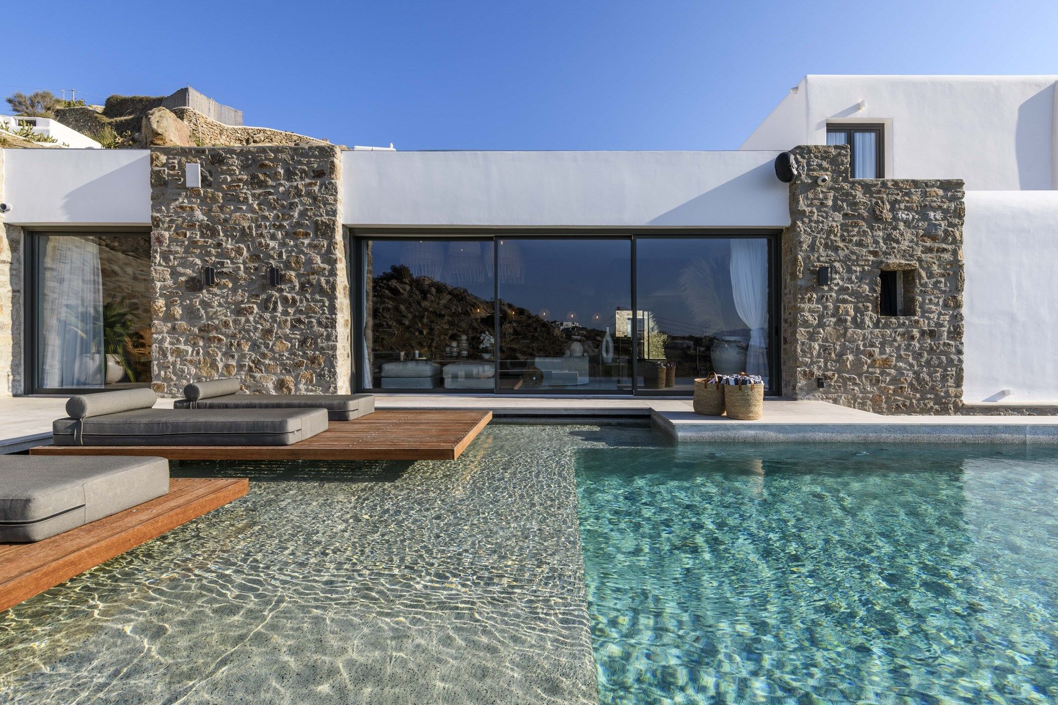 villa-white-mansion-image-3