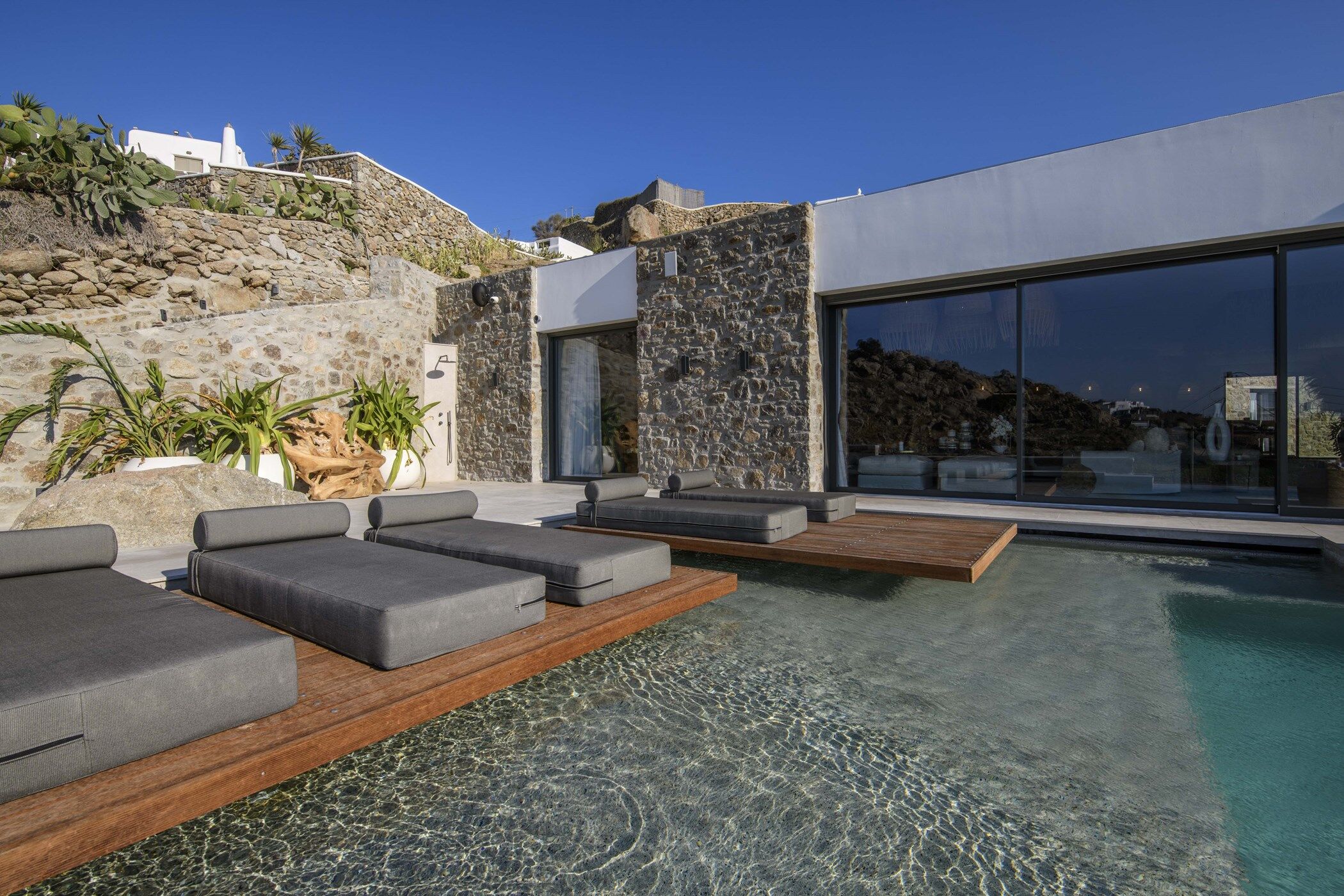 villa-white-mansion-image-4