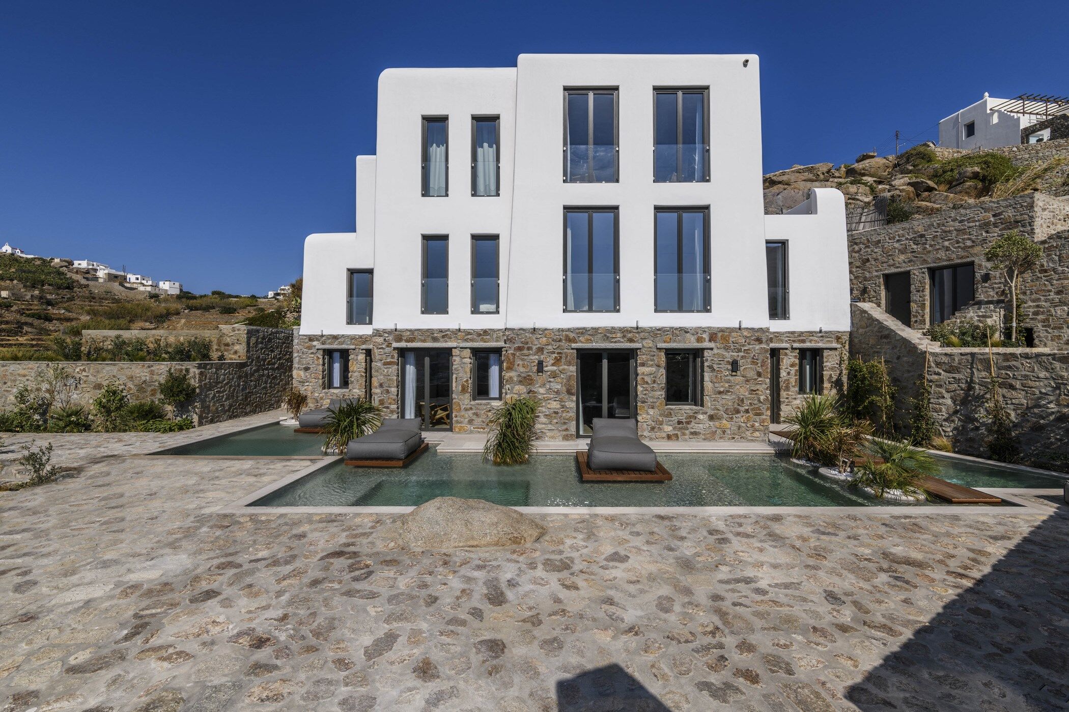 villa-white-mansion-image-9
