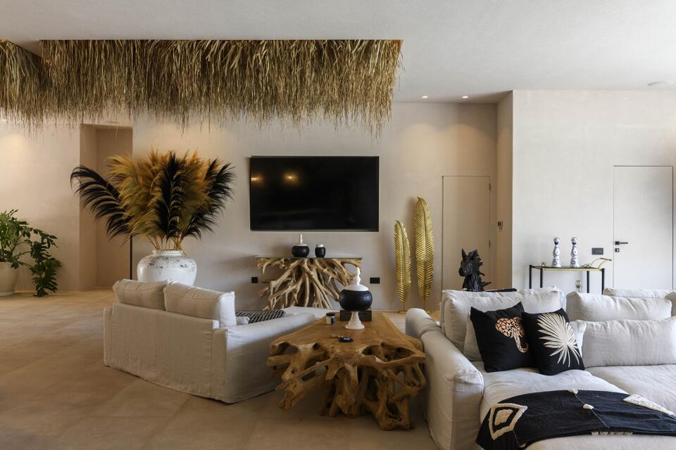 Villa White Mansion Gallery Image 3