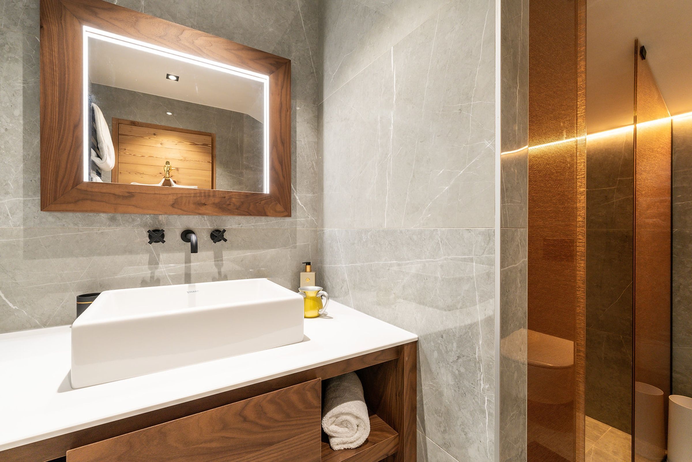 Apartment White Peak Gallary Image 1
