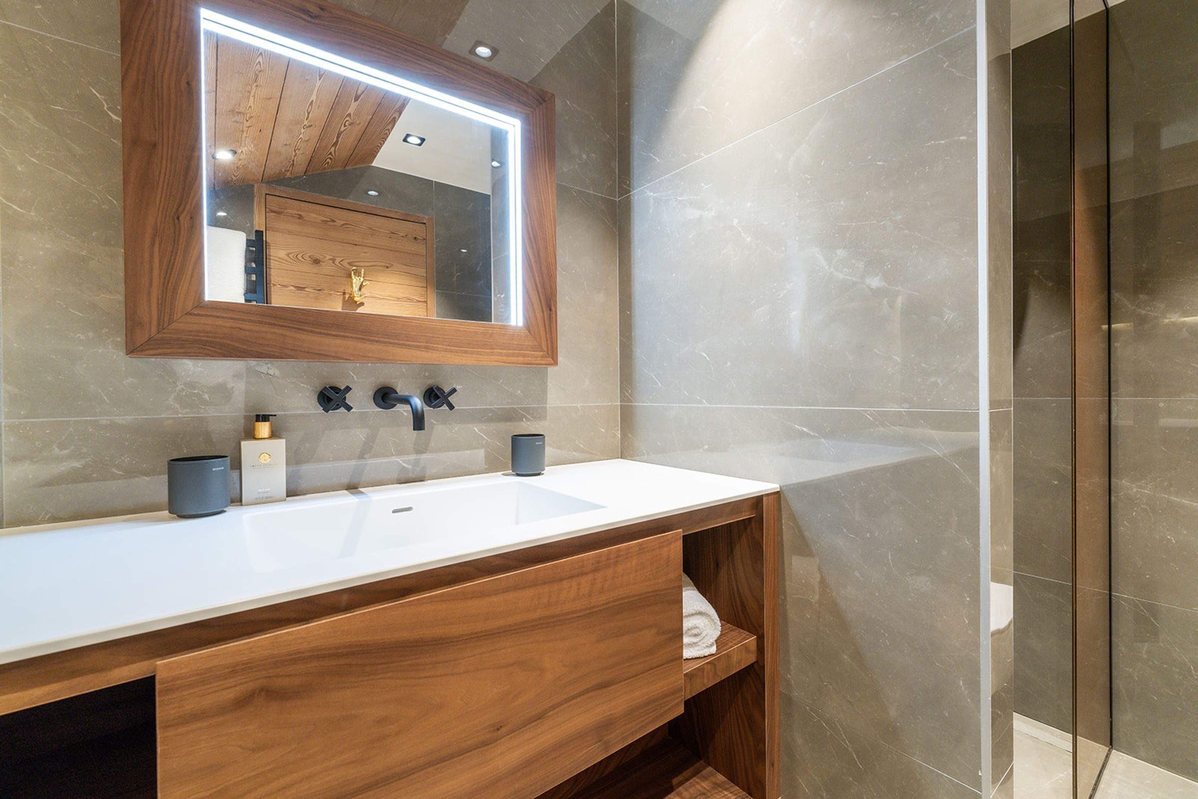 Apartment White Peak Gallary Image 4