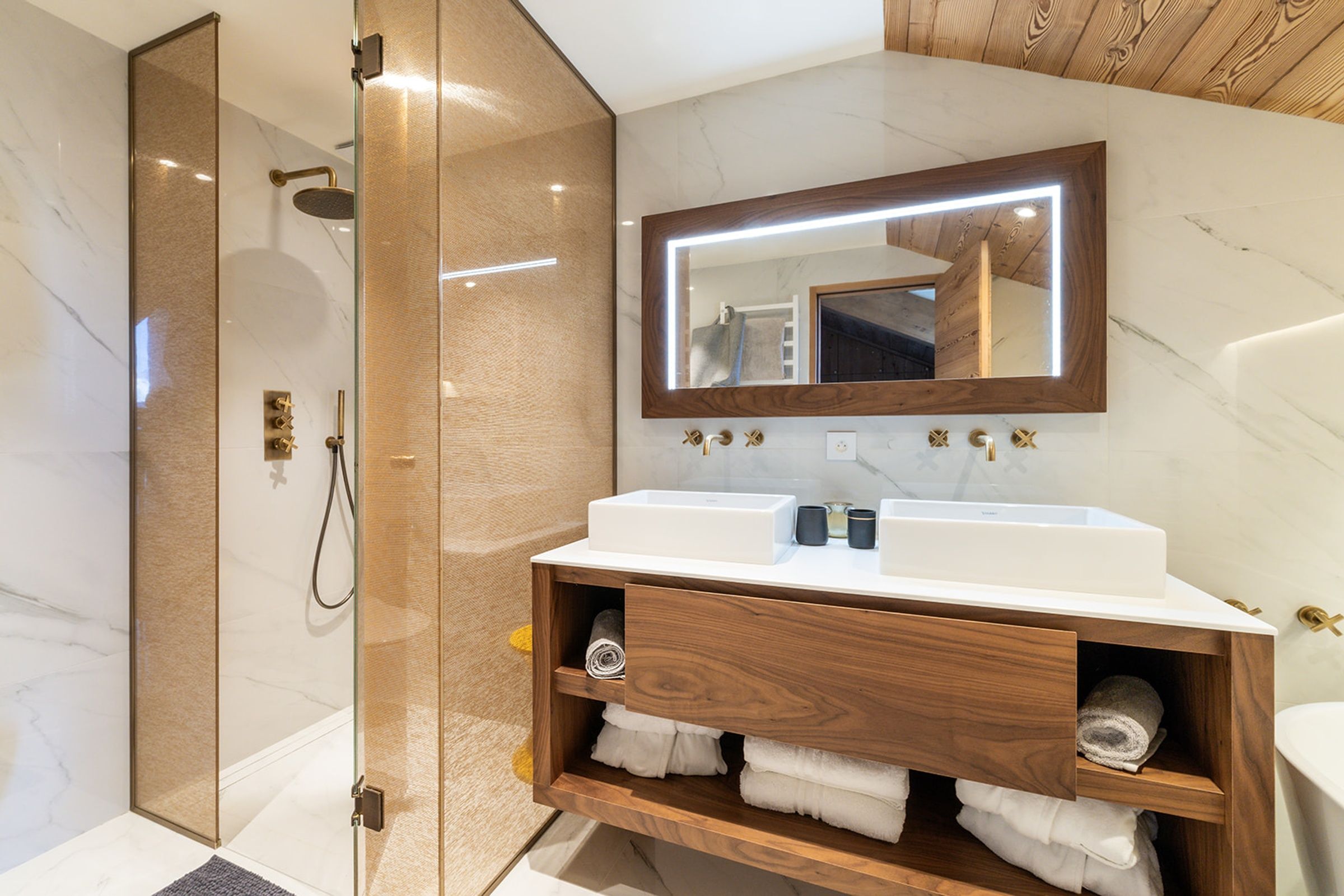 Apartment White Peak Gallary Image 3
