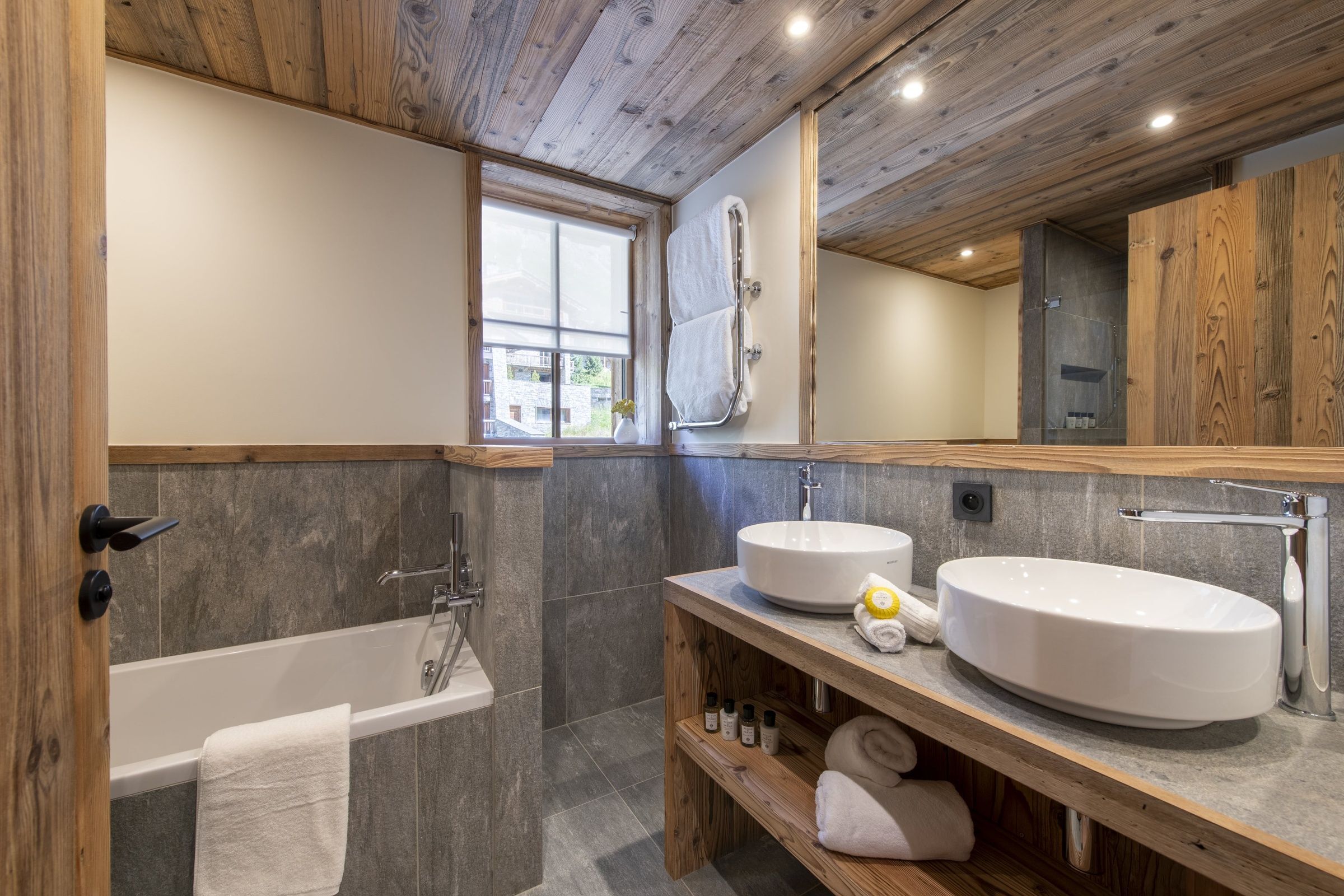 Arolay Penthouse Gallary Image 1
