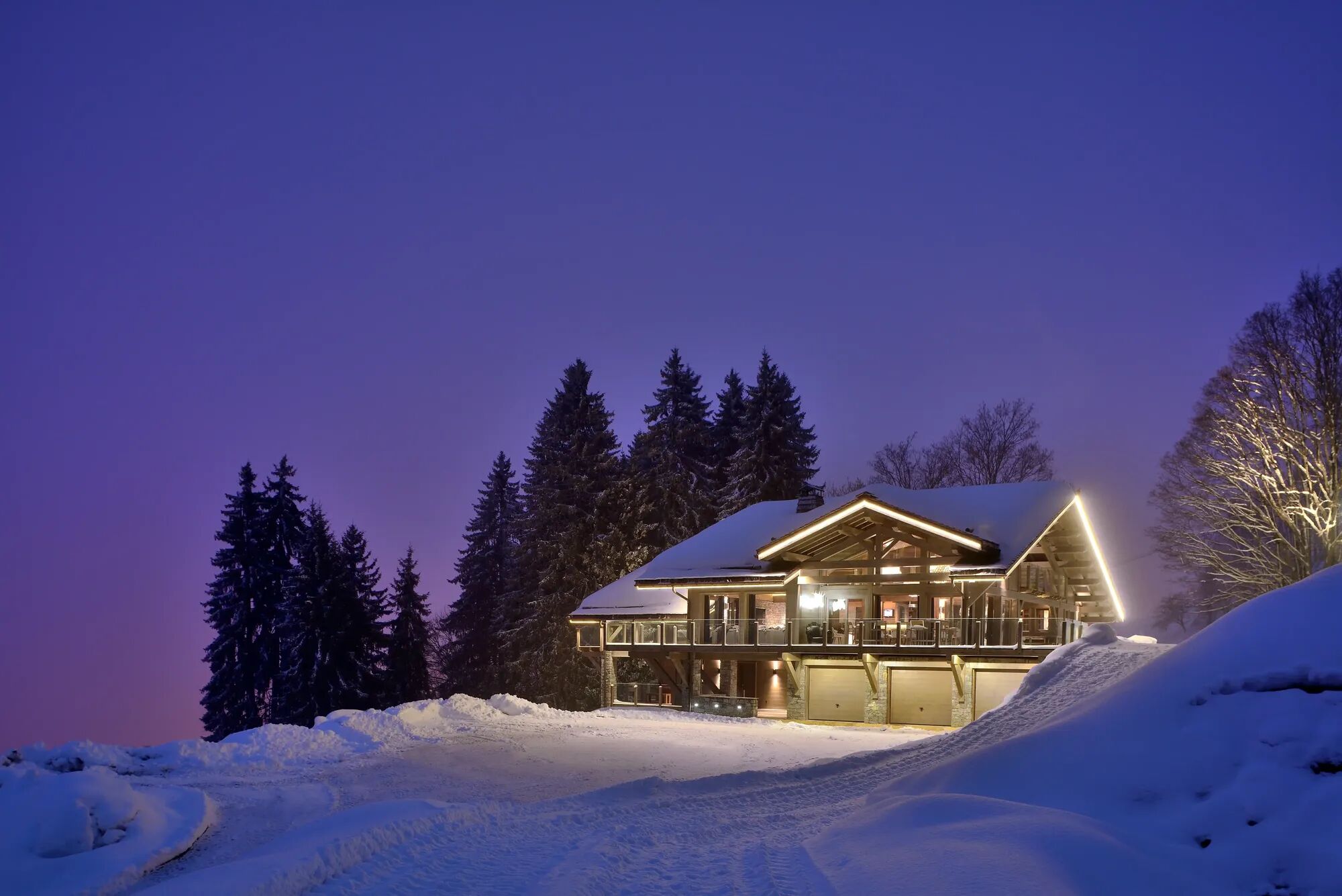 Snow topped Chalet Zylkene Diamant in the evening.