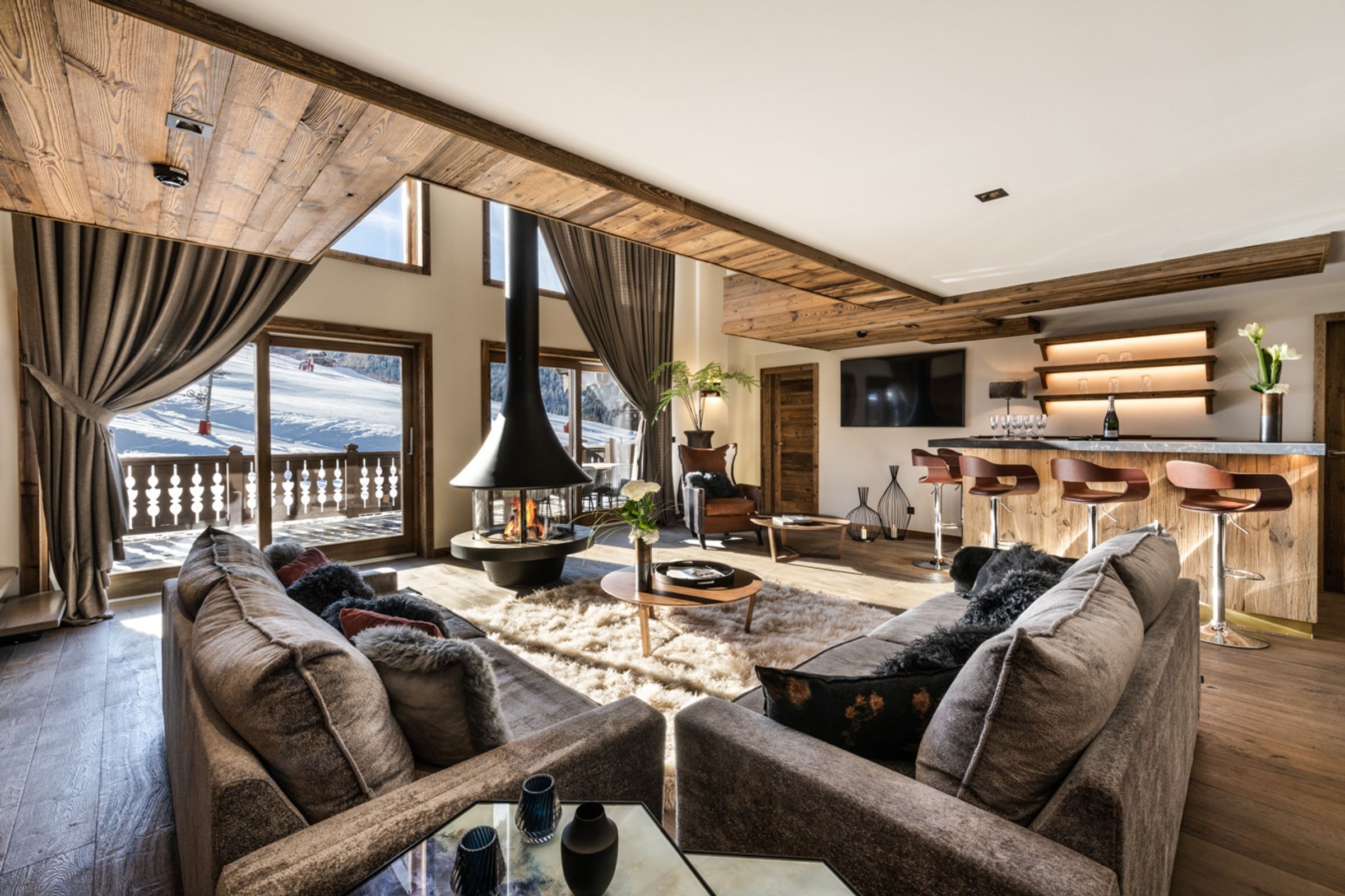 Penthouse Liyah living room with mountain views – private ski apartment in Courchevel 1650