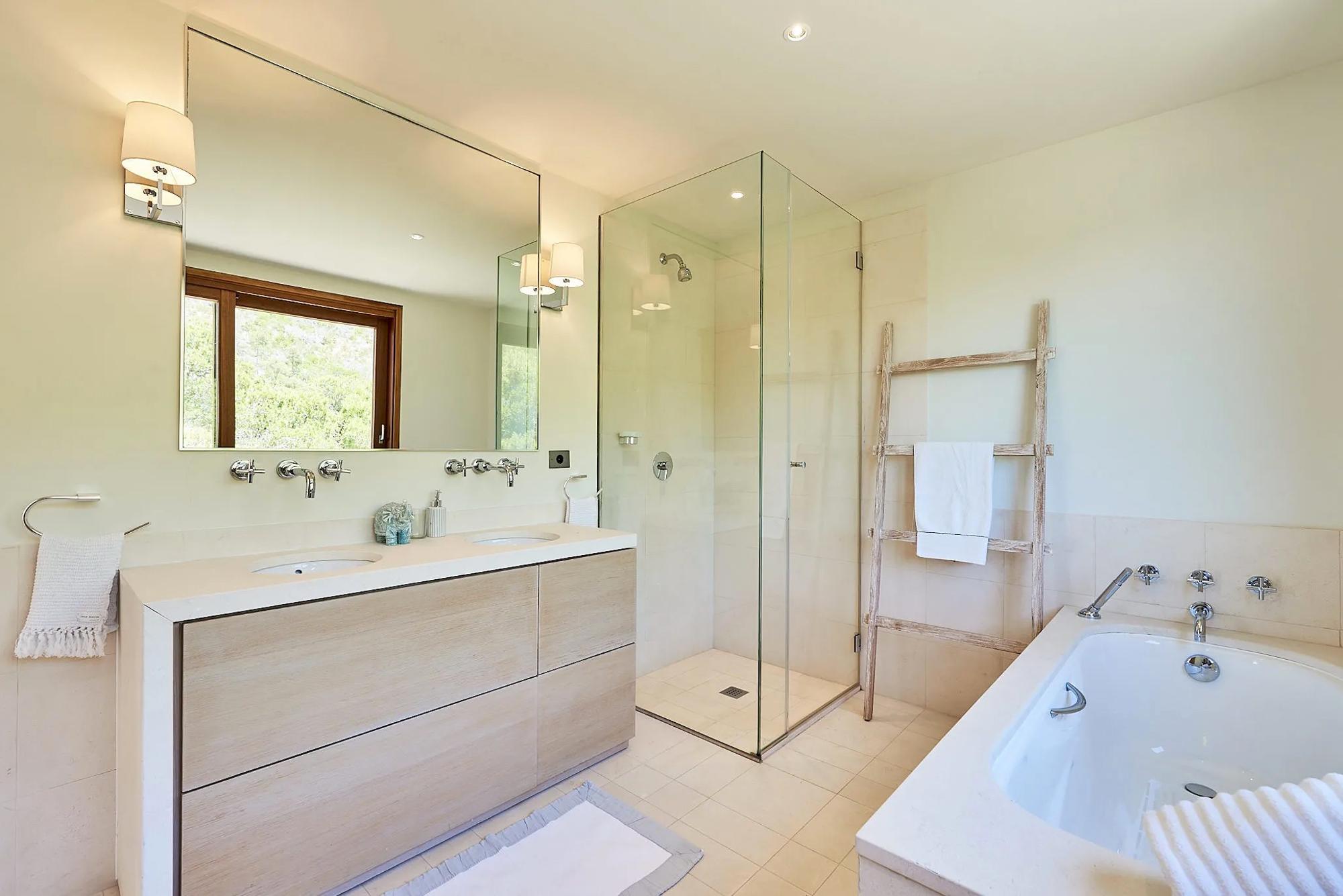 Villa Eloise Gallary Image 2