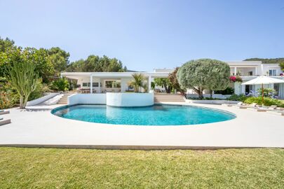 Exterior of luxury Villa Liette's manicured gardens and large circular pool