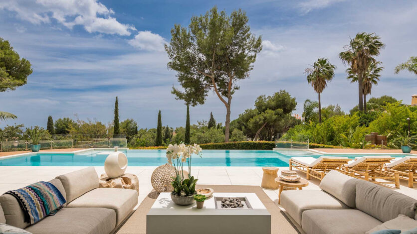 Pool area at luxury villa rental Los Angeles in Marbella with cosy lounge area