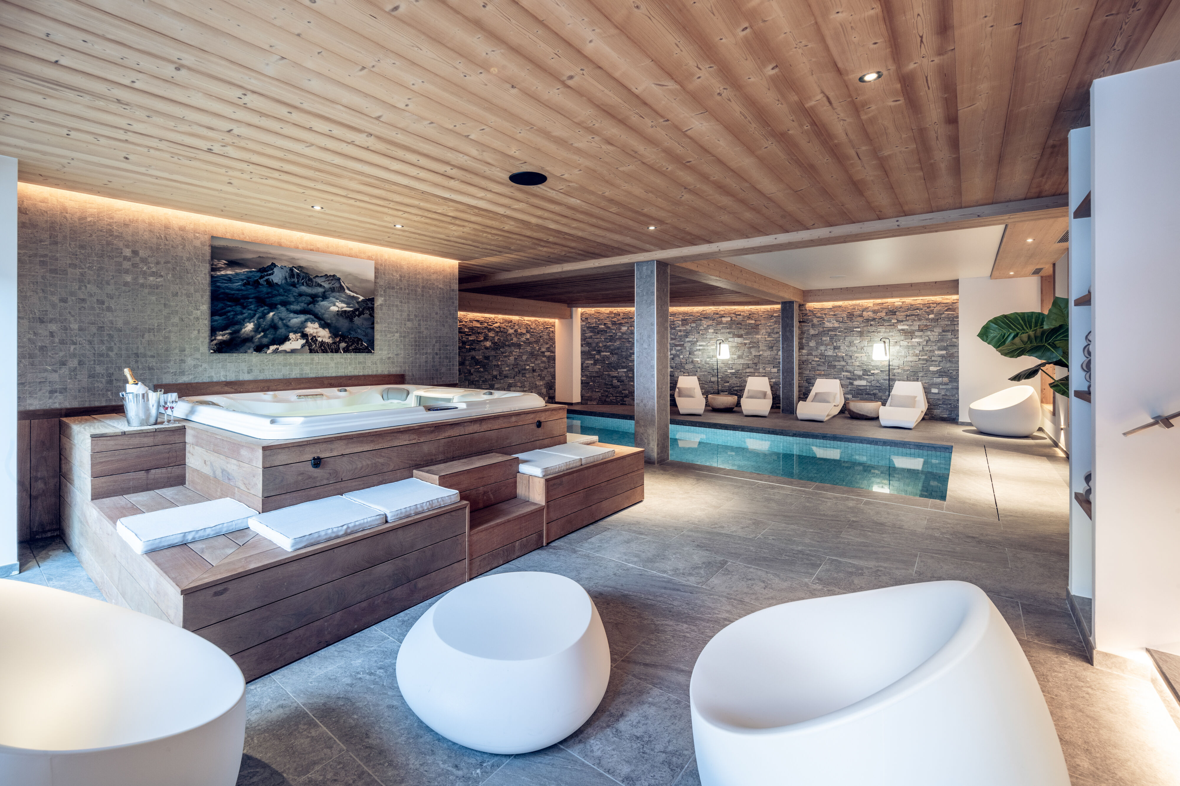 Chalet Harmony's swimming pool and spa area – ski chalet with pool in Méribel