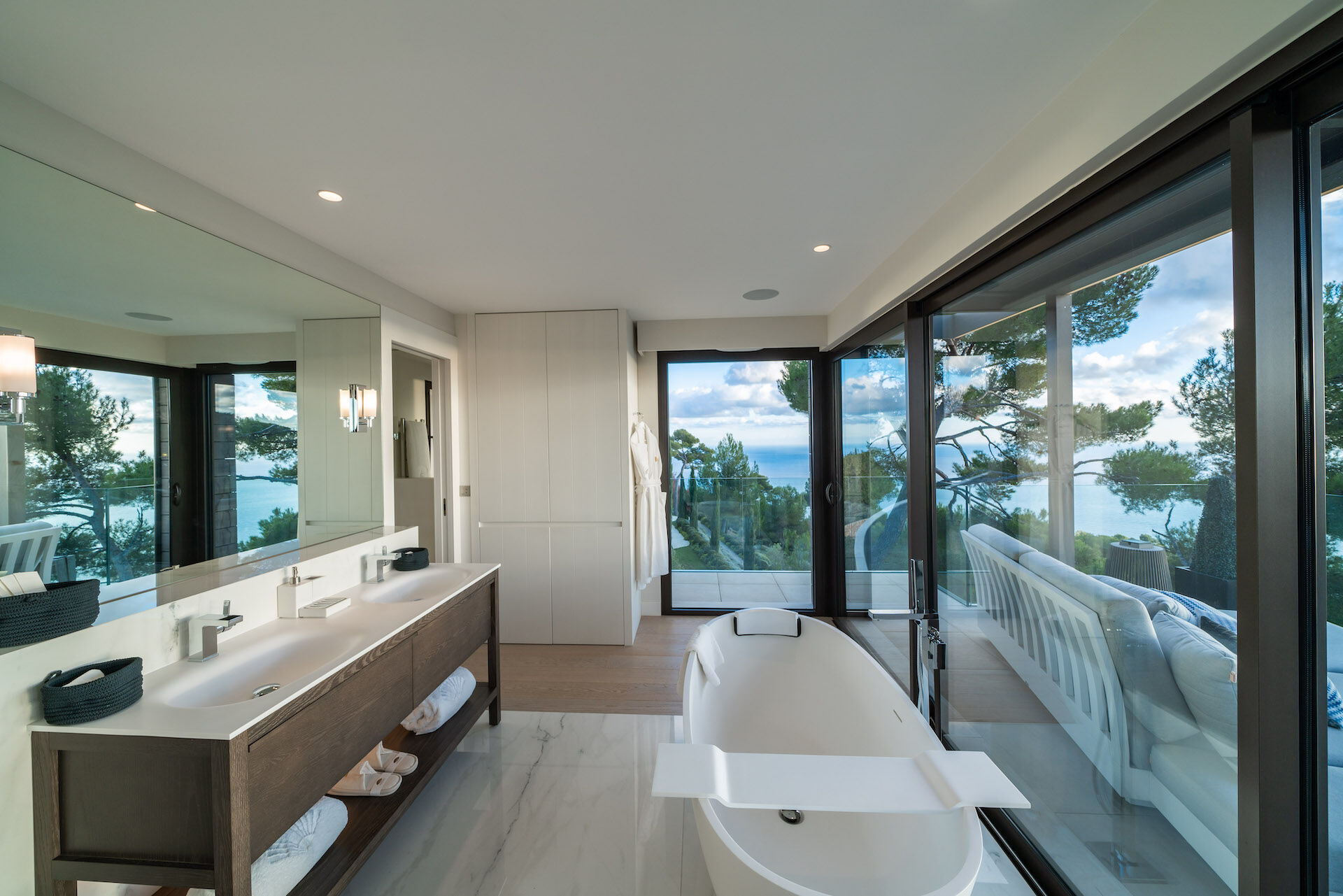 Villa Azura Gallary Image 2