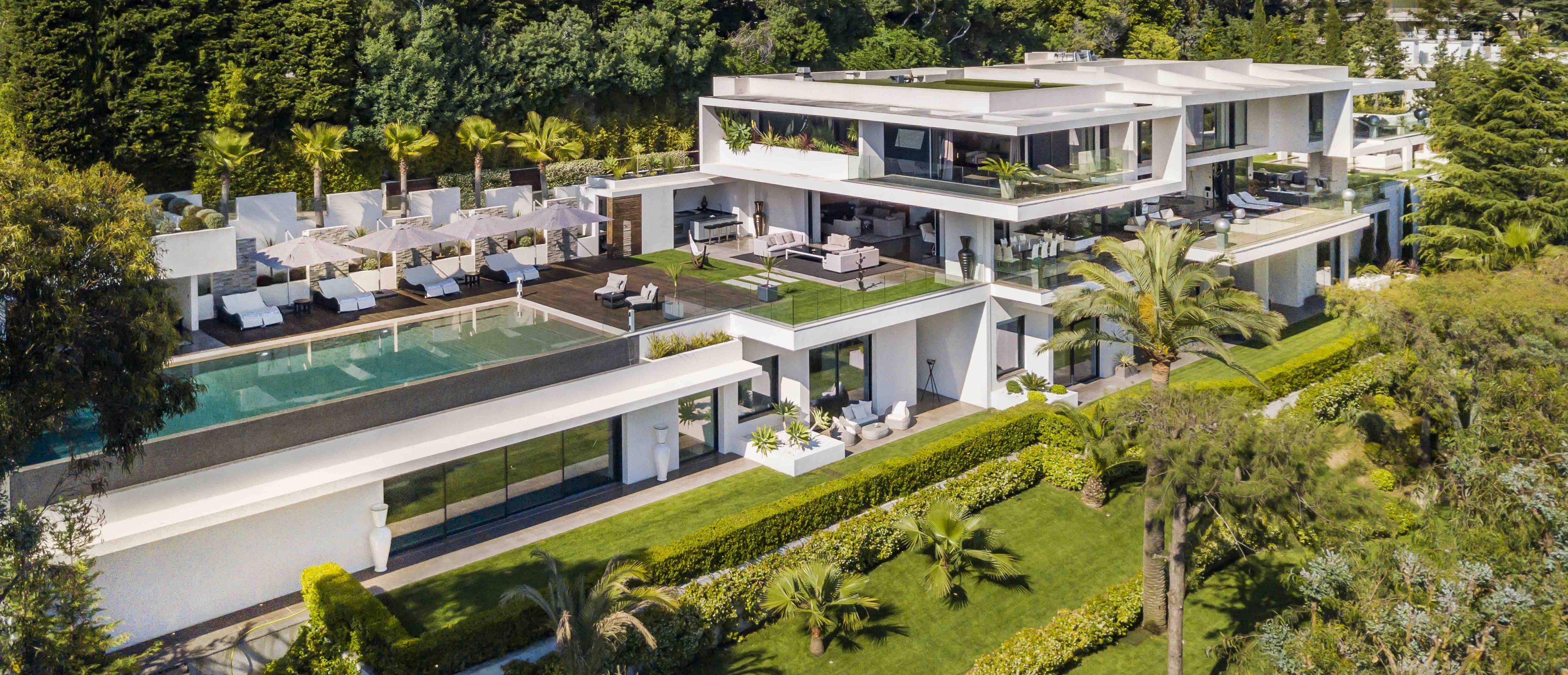 Villa Cassiopeia’s full-width infinity pool and alfresco entertaining areas overlooking the Côte d’Azur from the exclusive Super Cannes hills