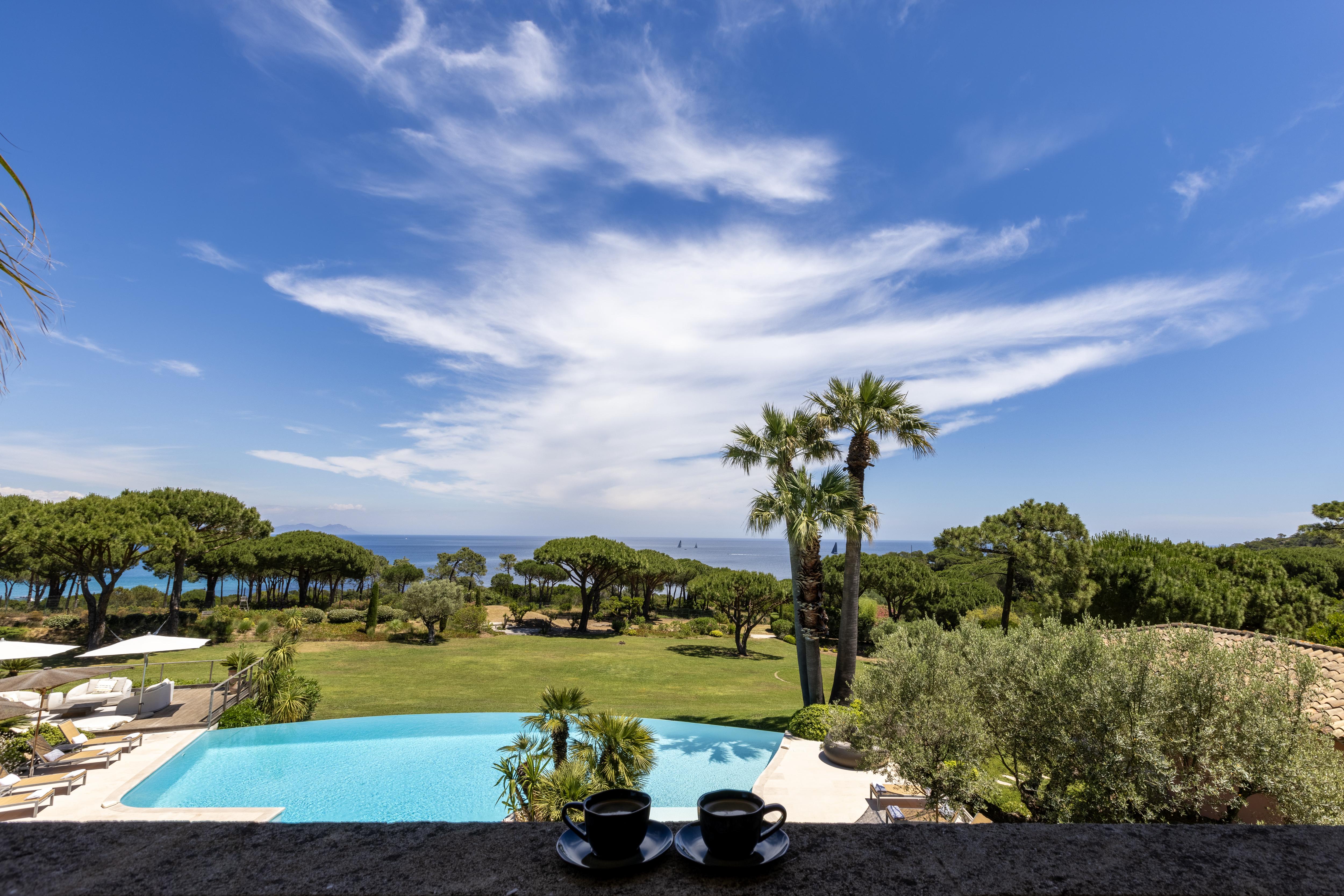Villa Crystal Gallary Image 6
