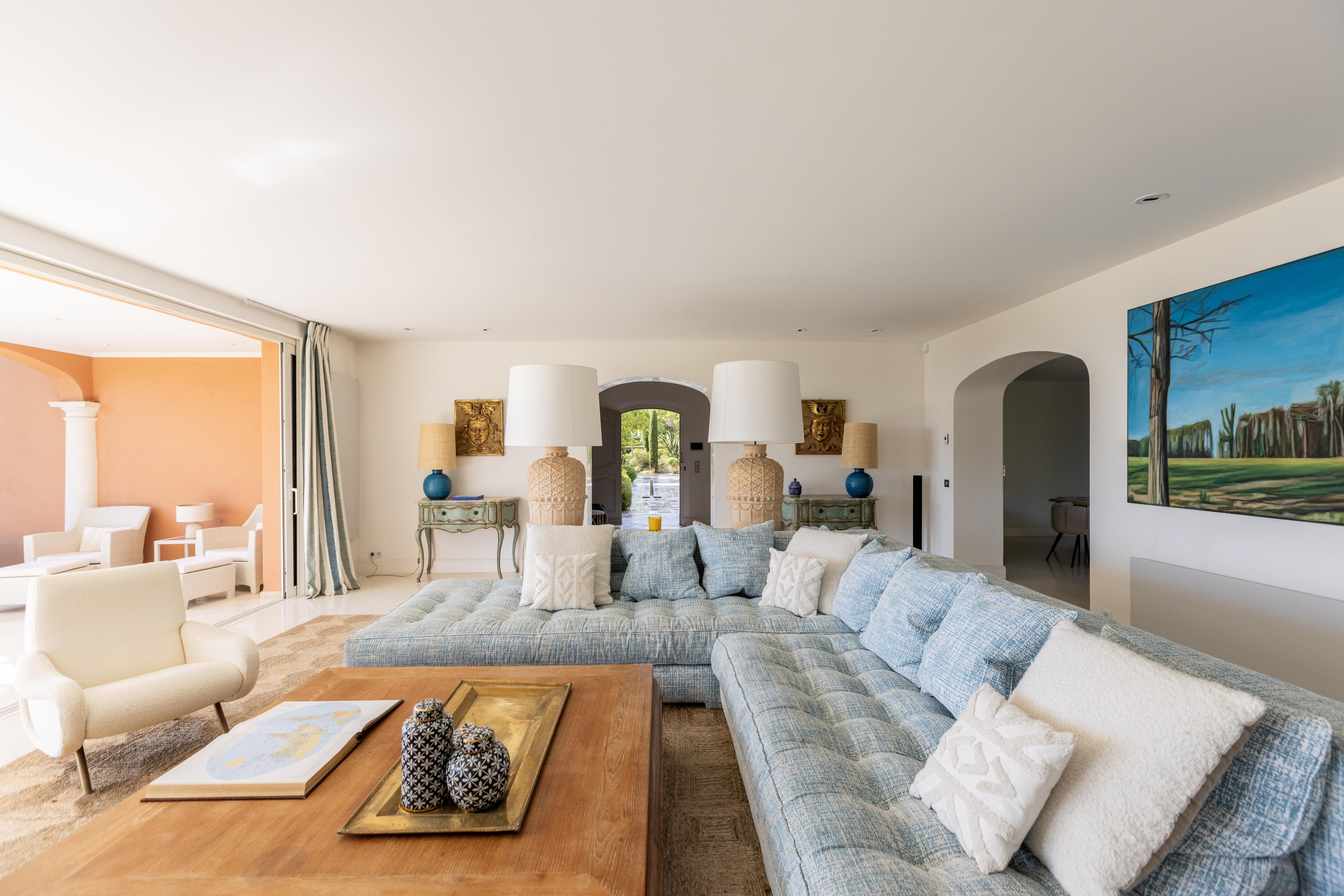 Villa Crystal Gallary Image 6