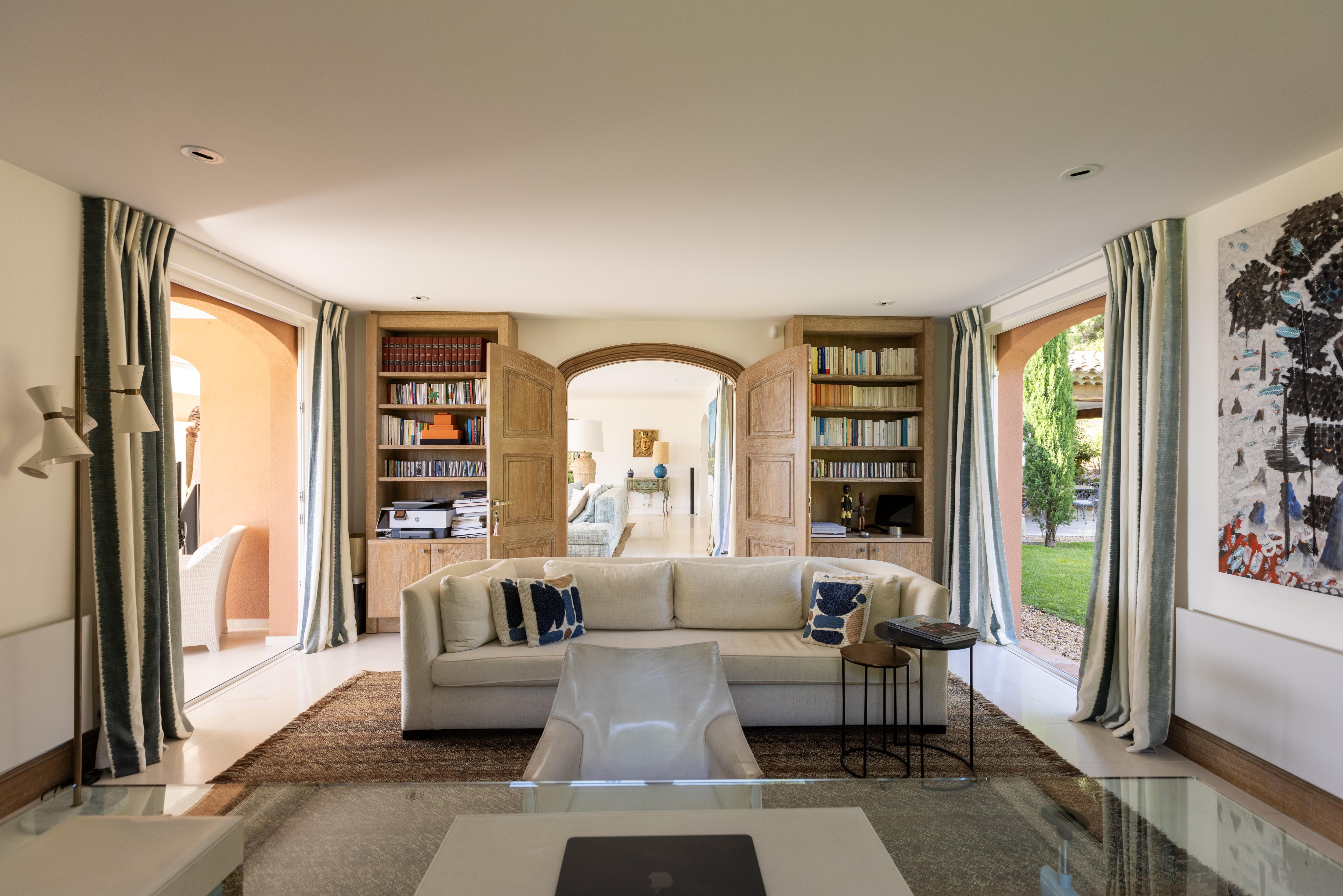 Villa Crystal Gallary Image 4