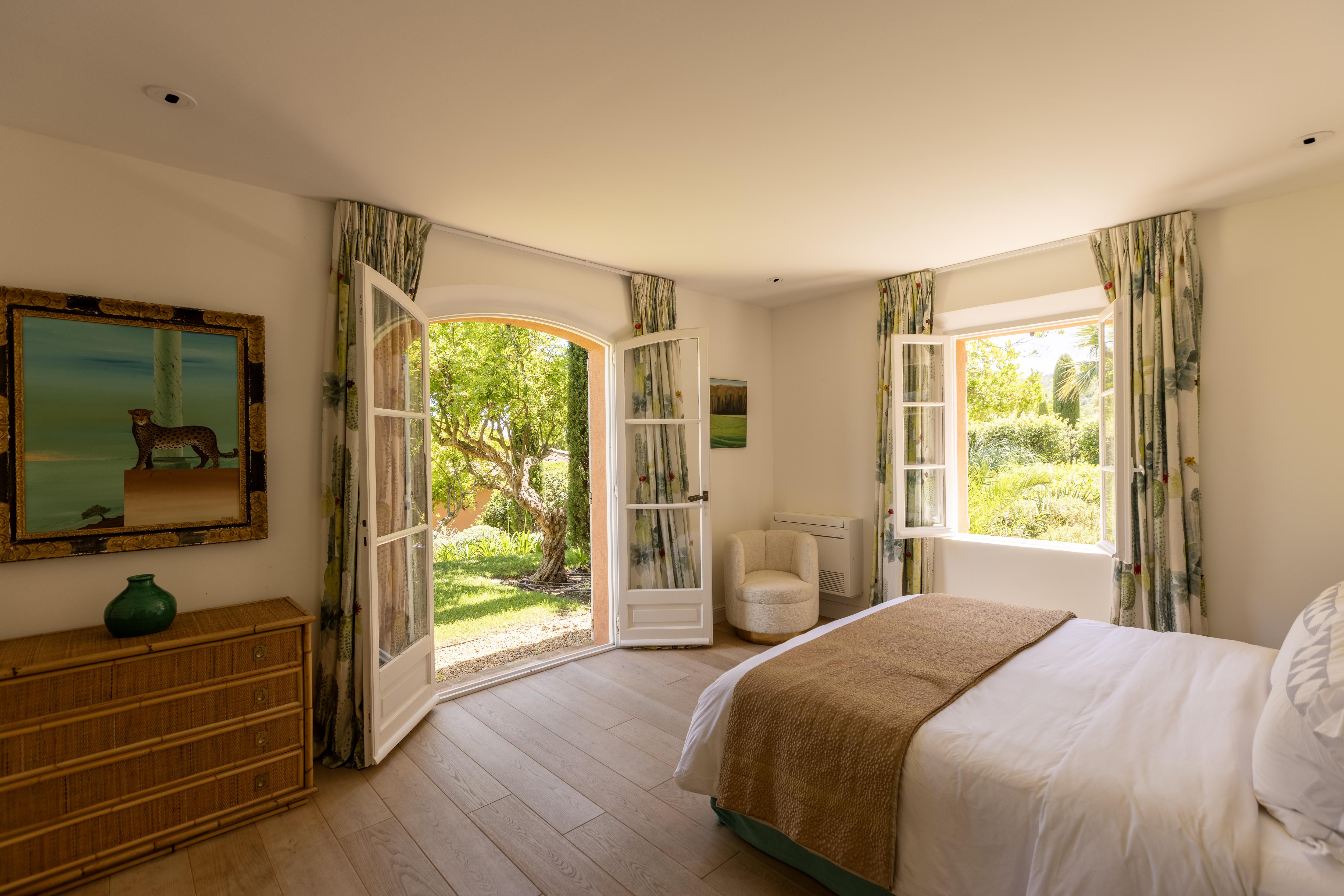 Villa Crystal Gallary Image 3