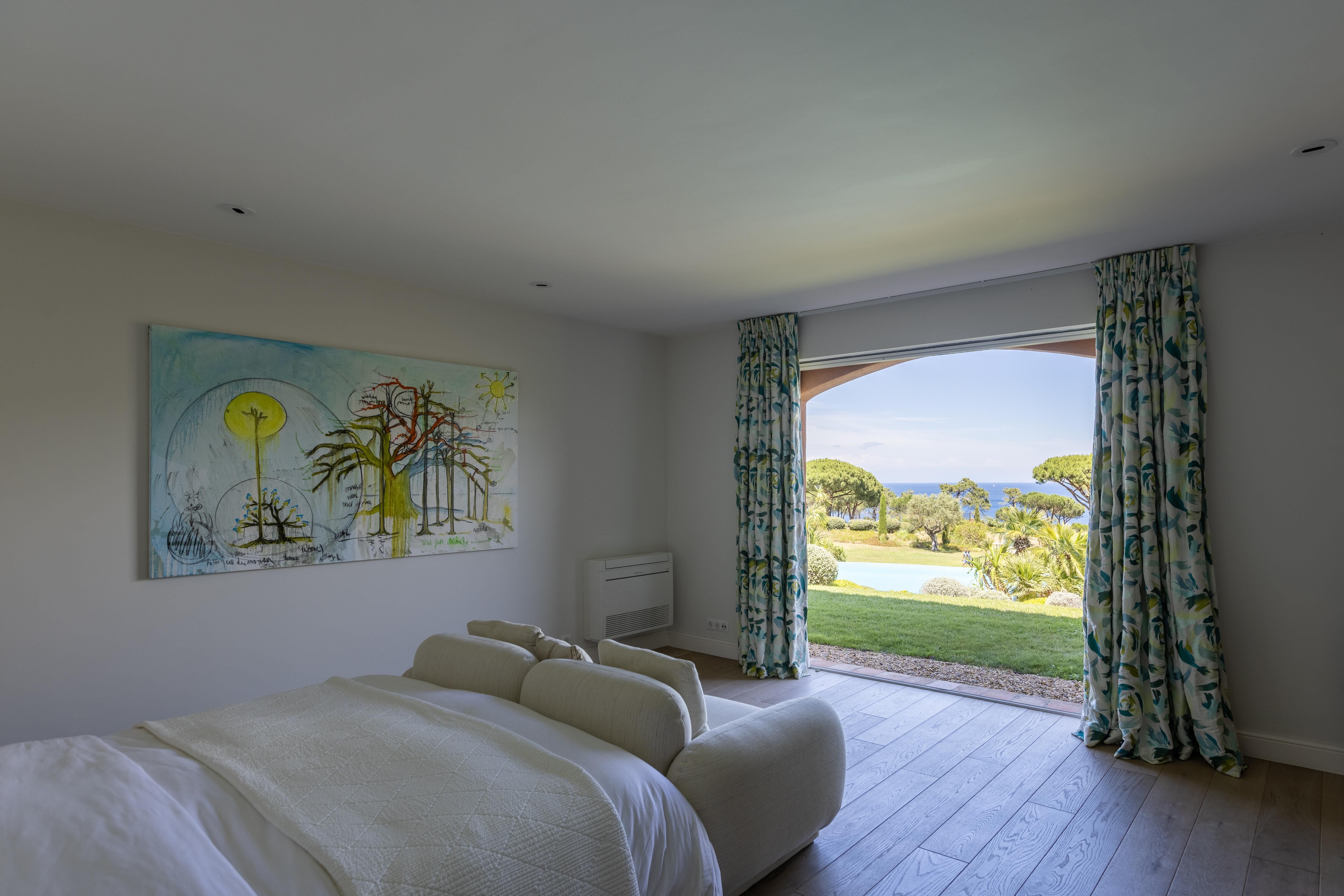 Villa Crystal Gallary Image 5