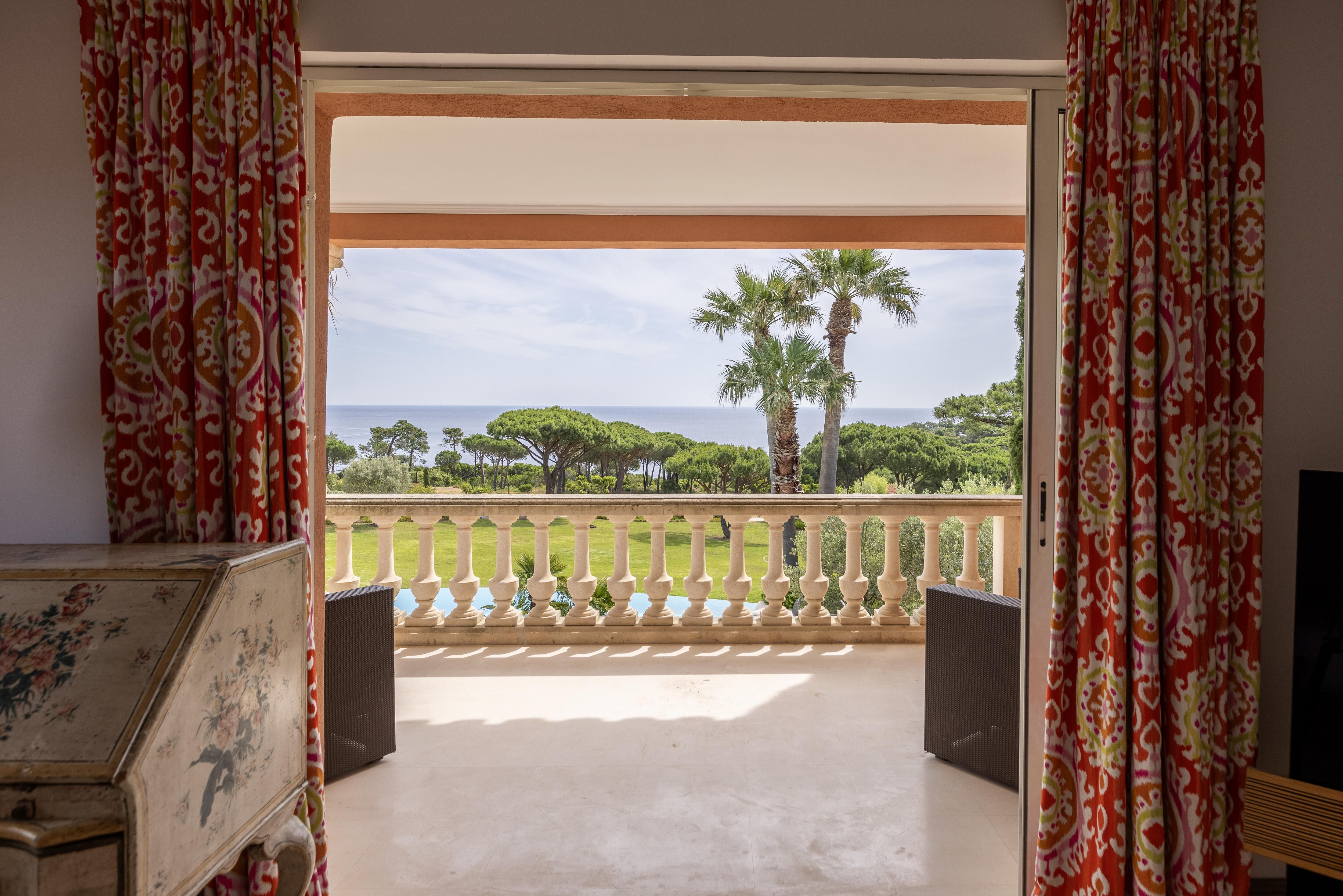 Villa Crystal Gallary Image 4