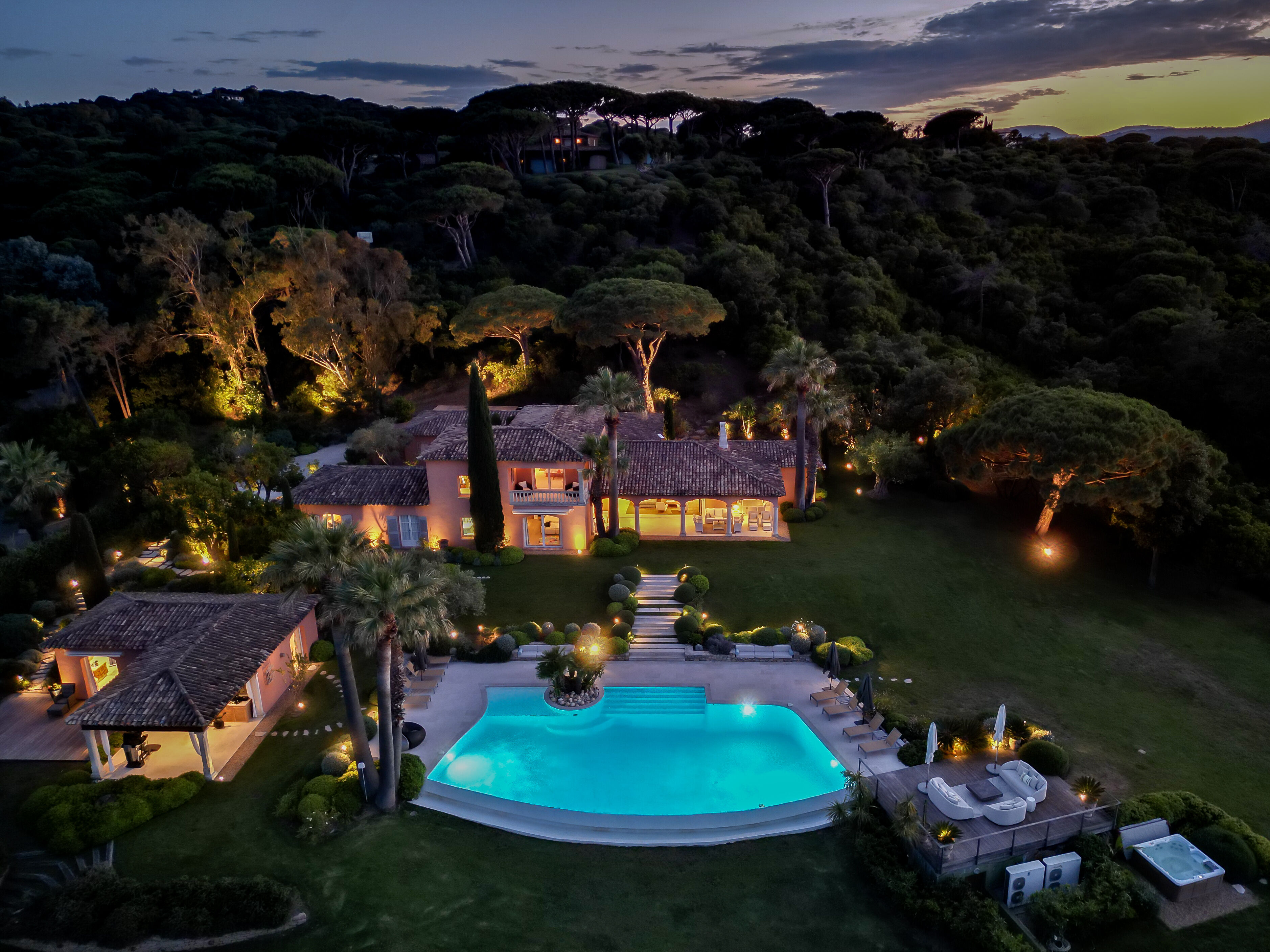 Villa Crystal Gallary Image 2