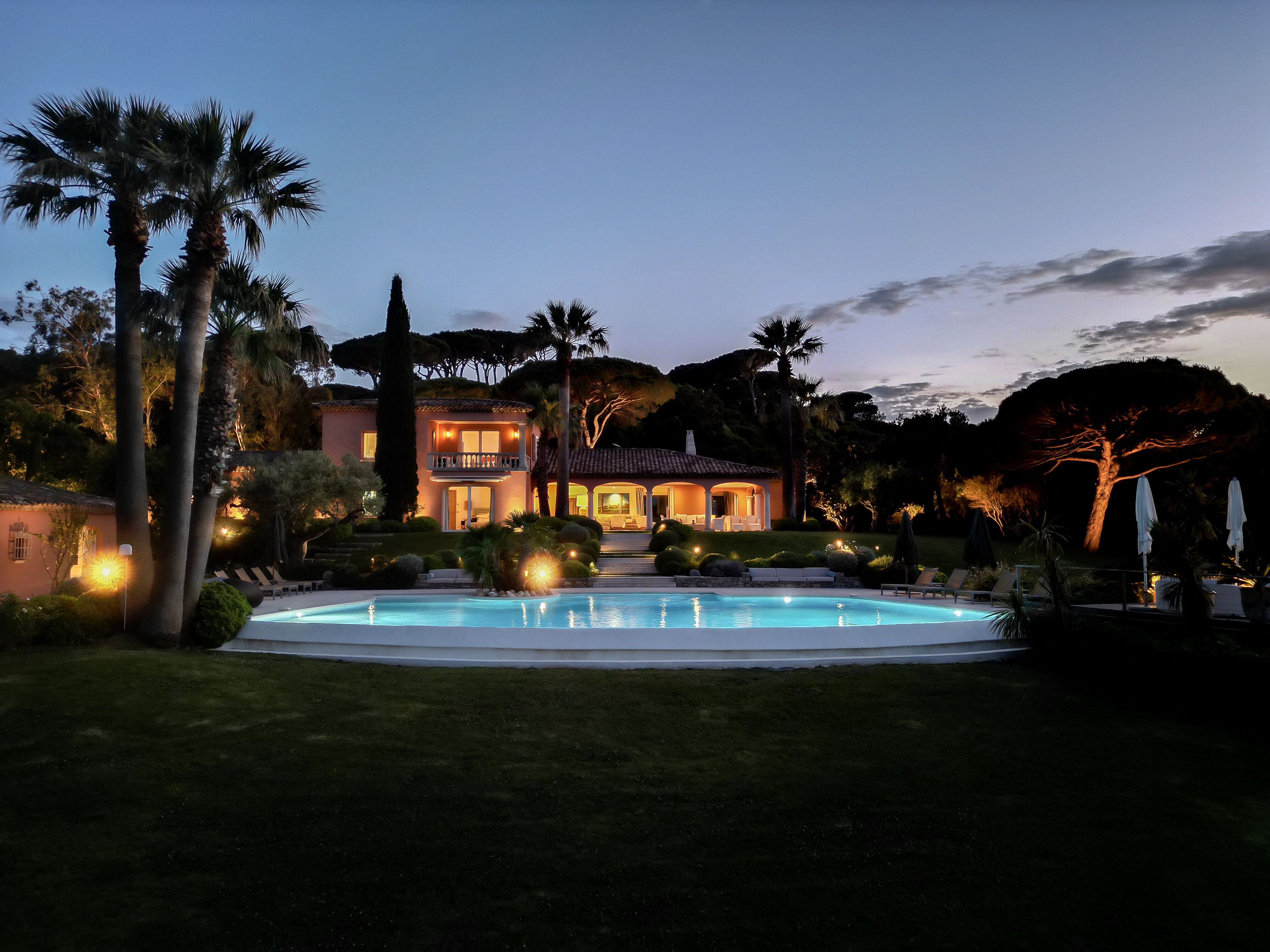 Villa Crystal Gallary Image 3