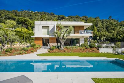 Contemporary Villa Fanny in Basse Californie, Cannes, with manicured gardens, modern architecture, and a private heated pool