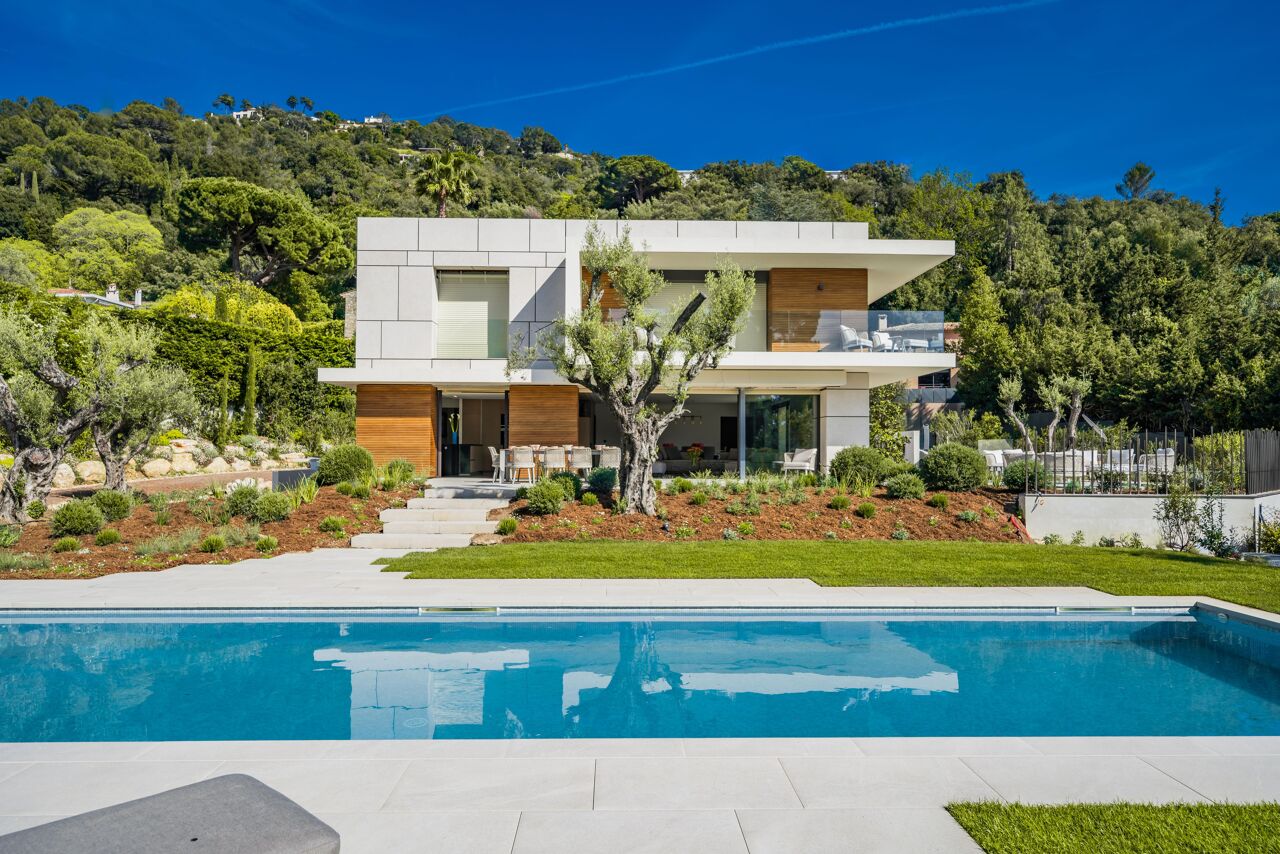 Contemporary Villa Fanny in Basse Californie, Cannes, with manicured gardens, modern architecture, and a private heated pool