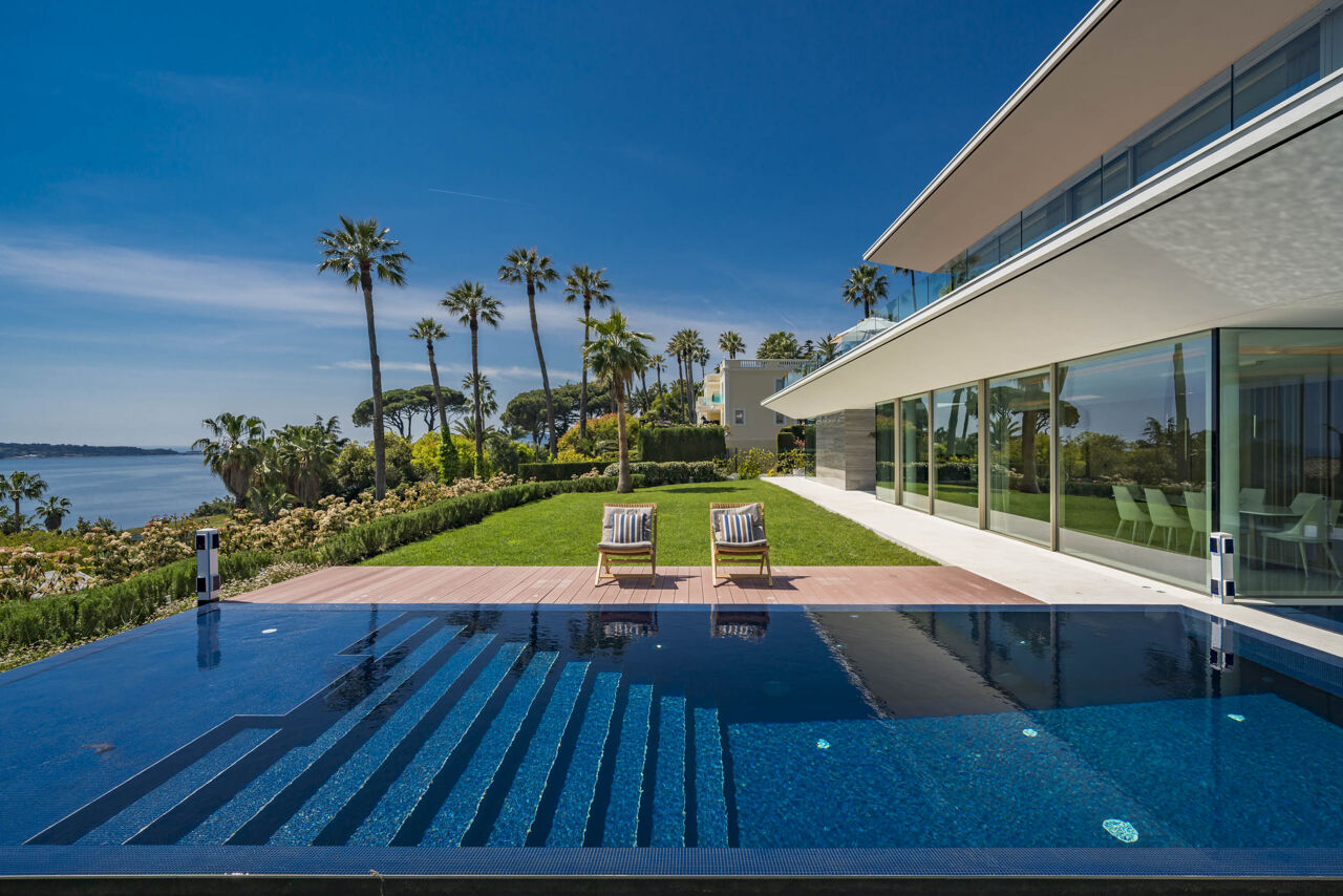Infinity-edge pool at Villa Ophelia with panoramic sea views and modern sun loungers, ideal for luxury stays on the French Riviera