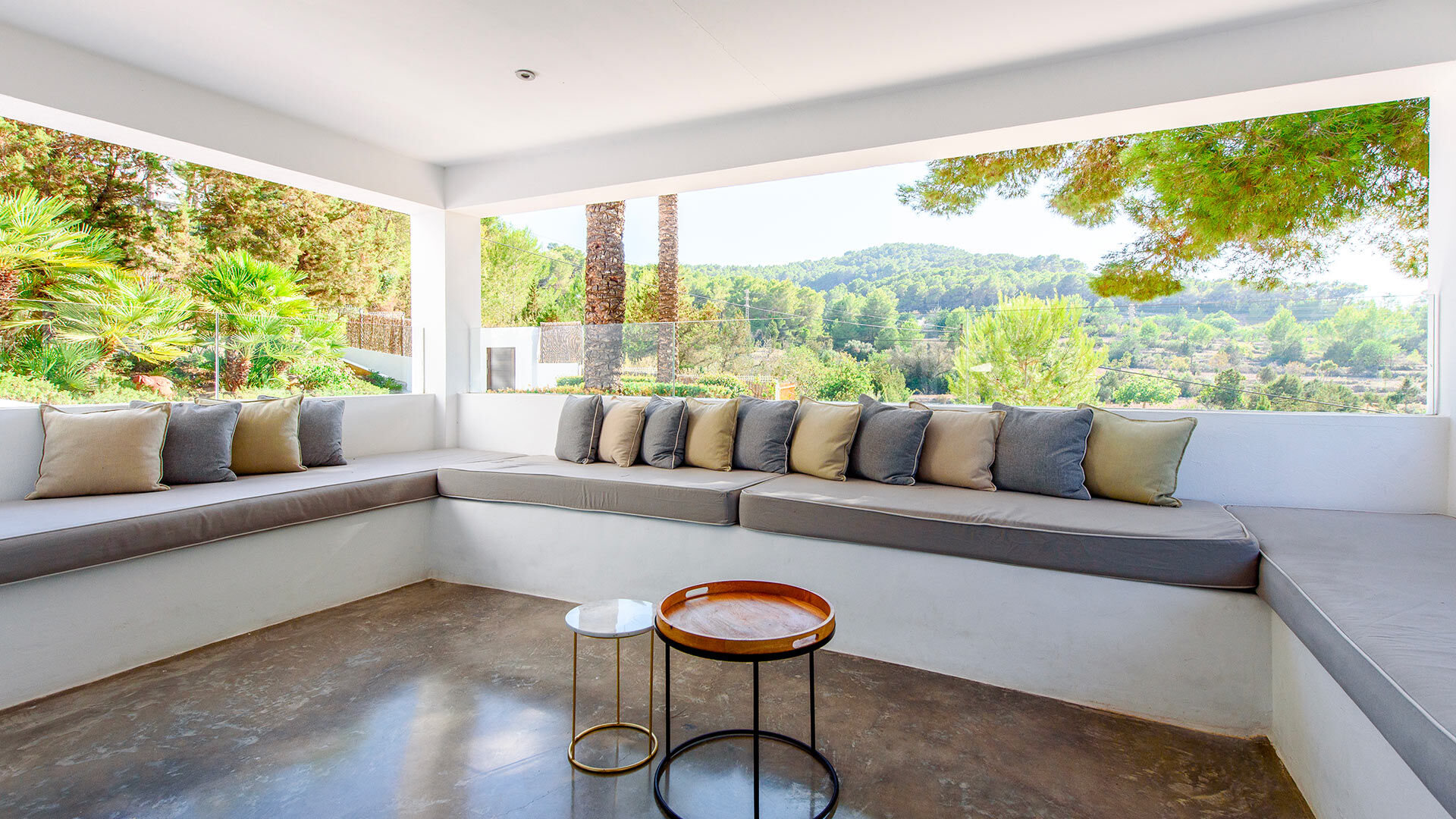 The lounging area in the sunroom of luxury Villa Fabrik